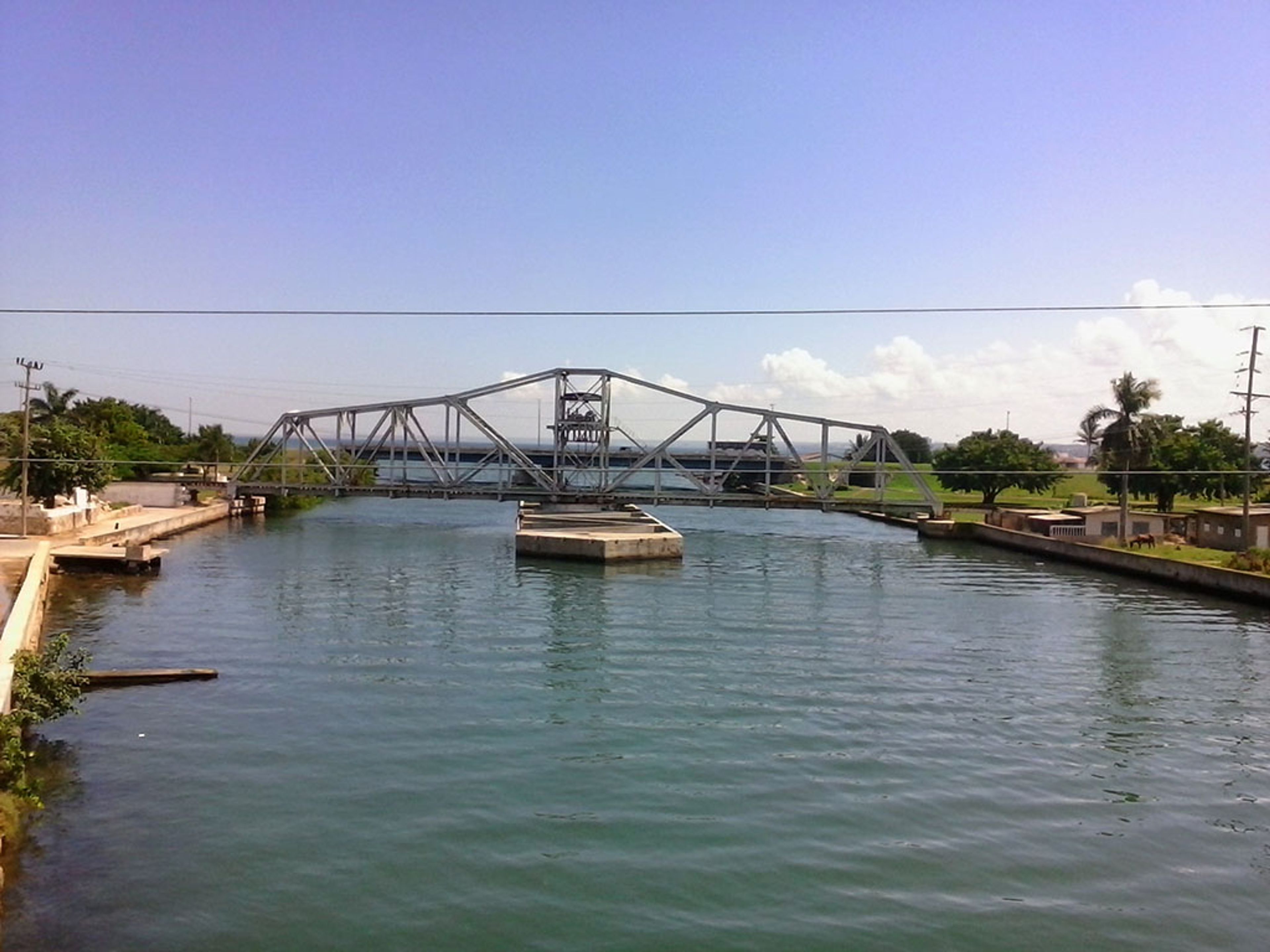 "Die Entdeckung Matanzas und Havanna in klassischen Autos" Tour. Bridge in the city of Matanzas, “Discovering Matanzas and Havana in Classic Cars” Tour