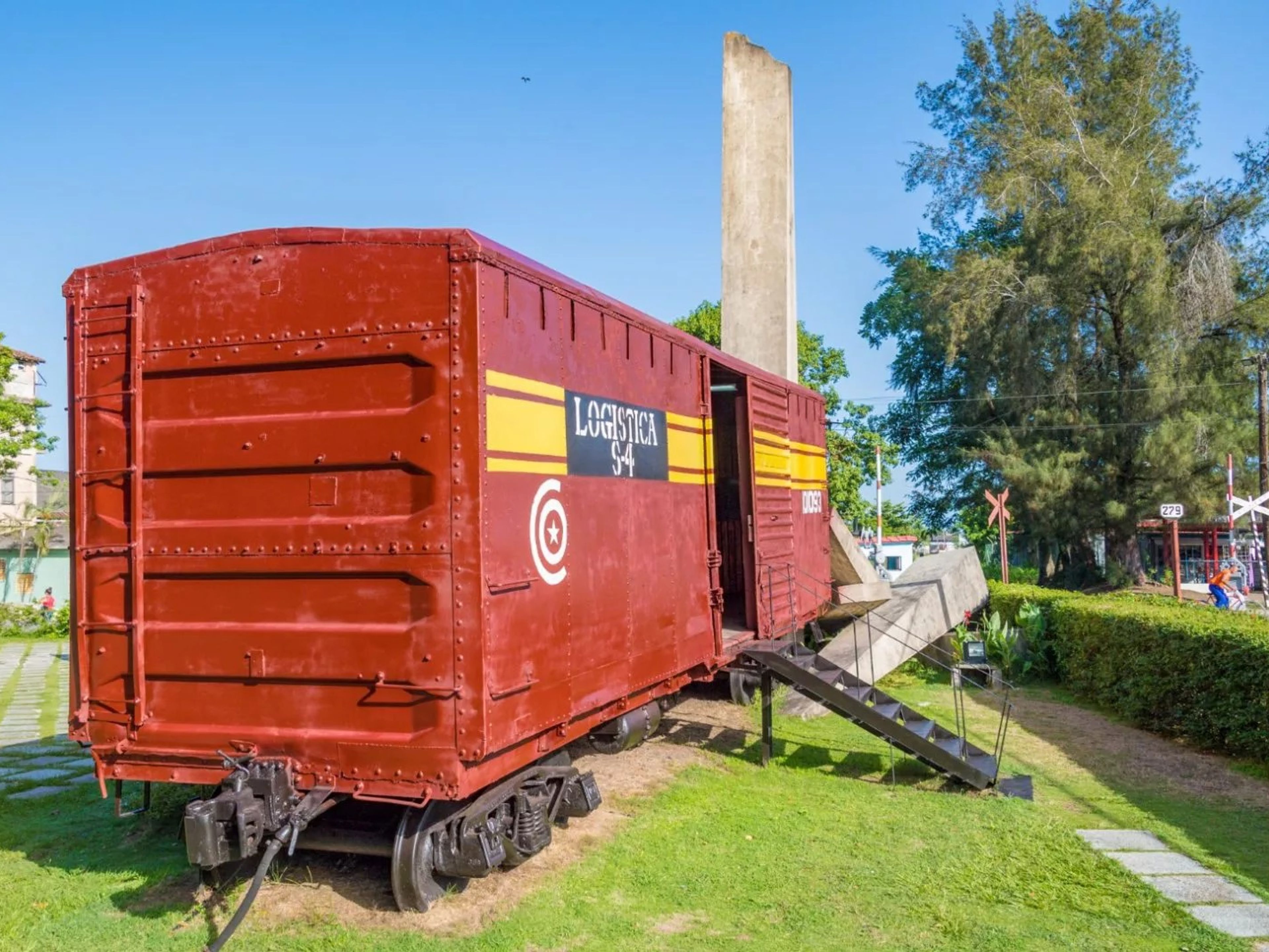 Джип Сафари "ОДИН ГОРОД, САНТА-КЛАРА". The Armoure Train monument panoramic view, Santa Clara, Cuba.