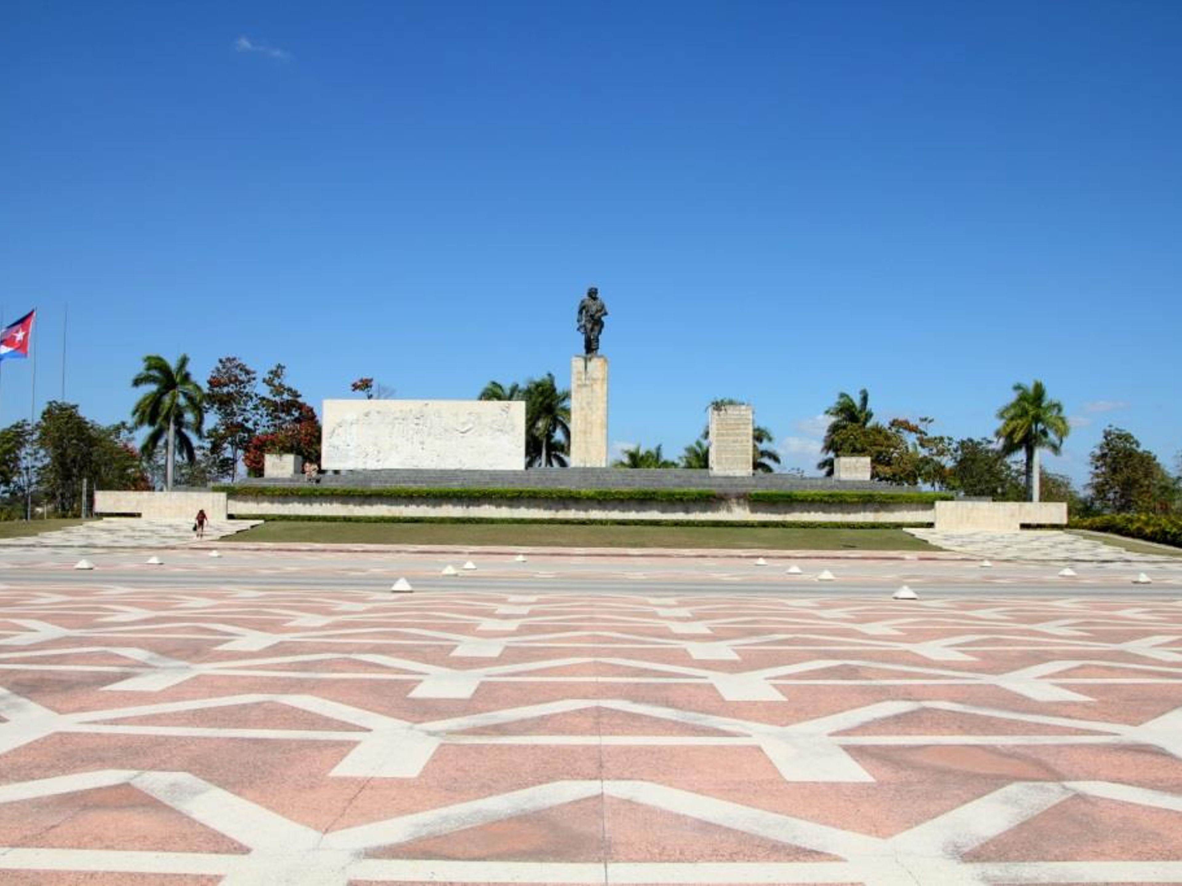 Джип Сафари "ОДИН ГОРОД, САНТА-КЛАРА". Ernesto Che Guevara revolution square panoramic view, Santa Clara, Cuba.