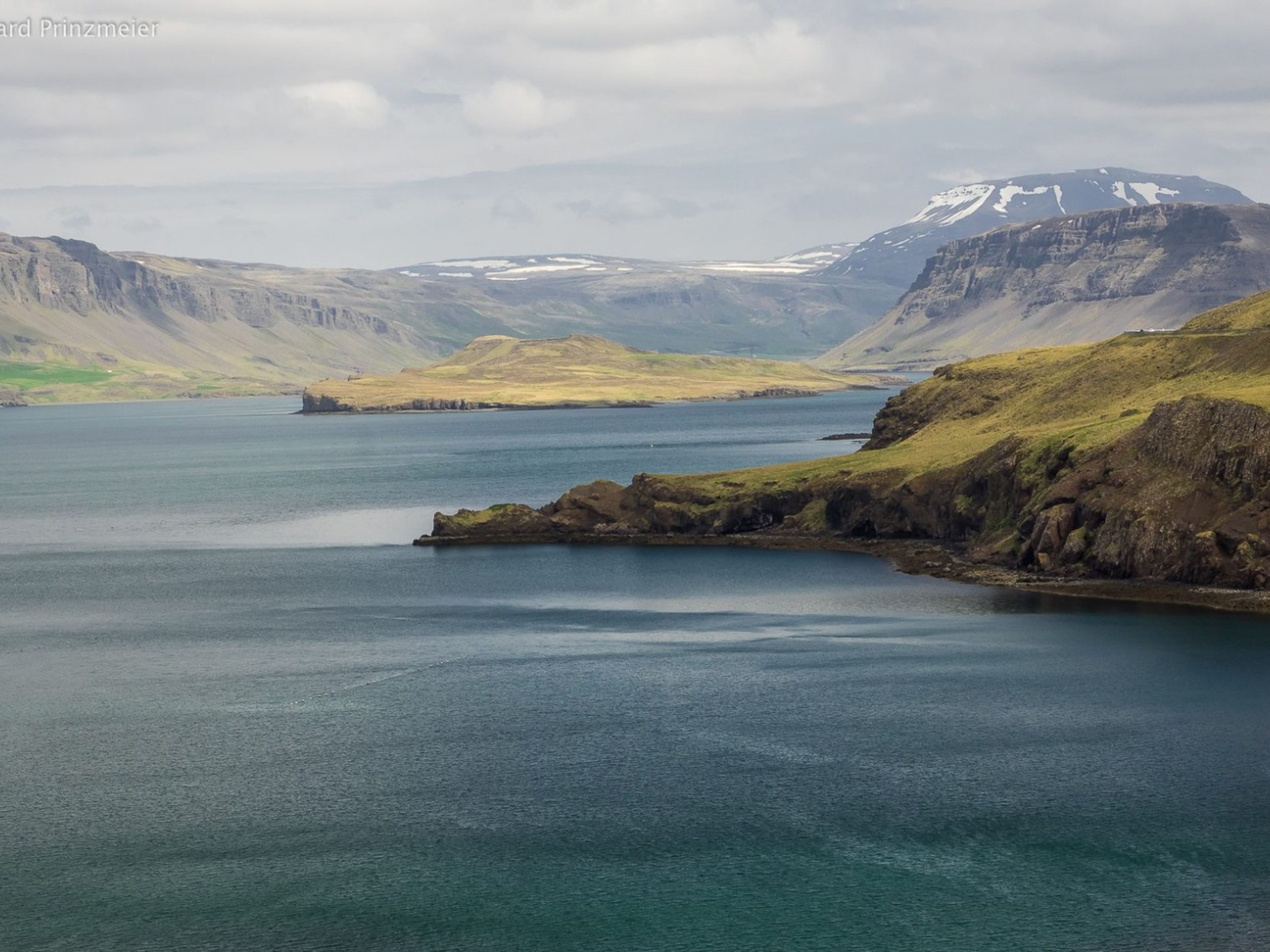Excursão Privada "CÍRCULO DE PRATA + BANHOS DO CANYON". Hvalfjörður bay panoramic view, also known as "the whale fjord", Iceland.