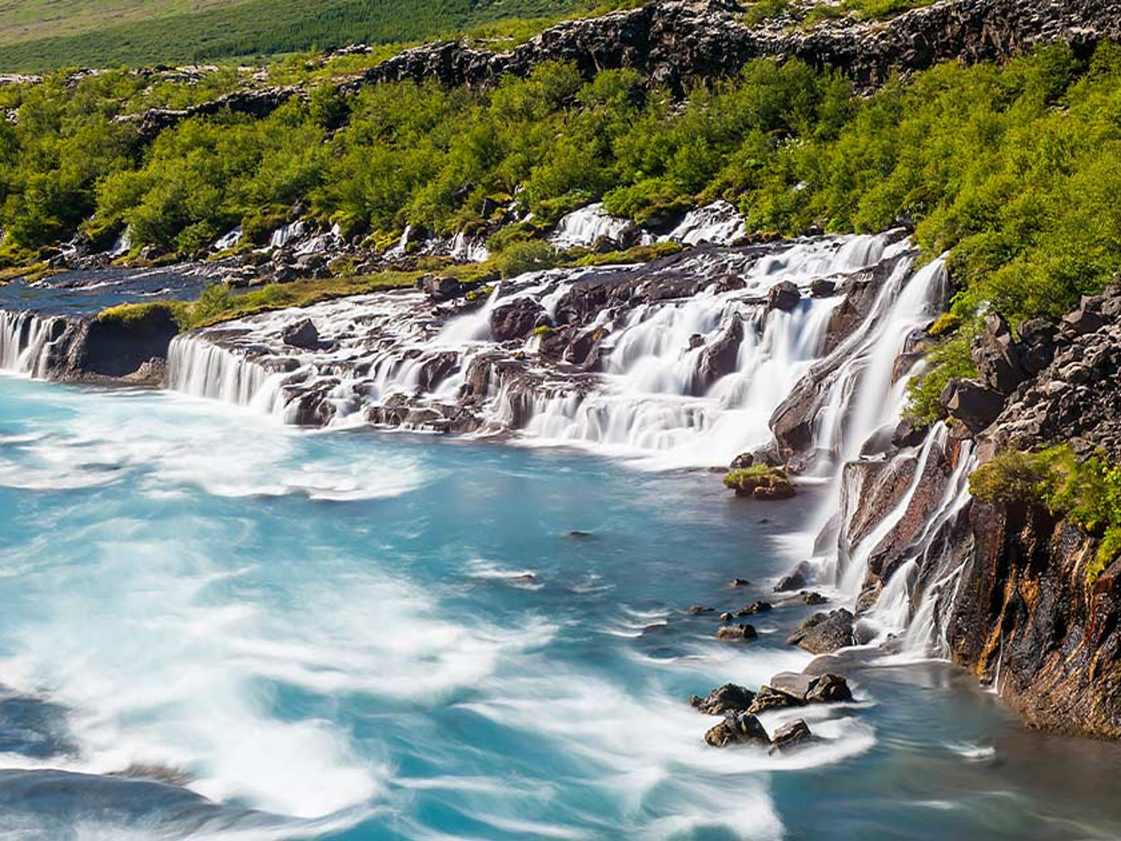 Частный тур "СЕРЕБРЯНЫЙ КРУГ + БАНИ КАНЬОН". Hraunfossar waterfall panoramic view, Iceland.