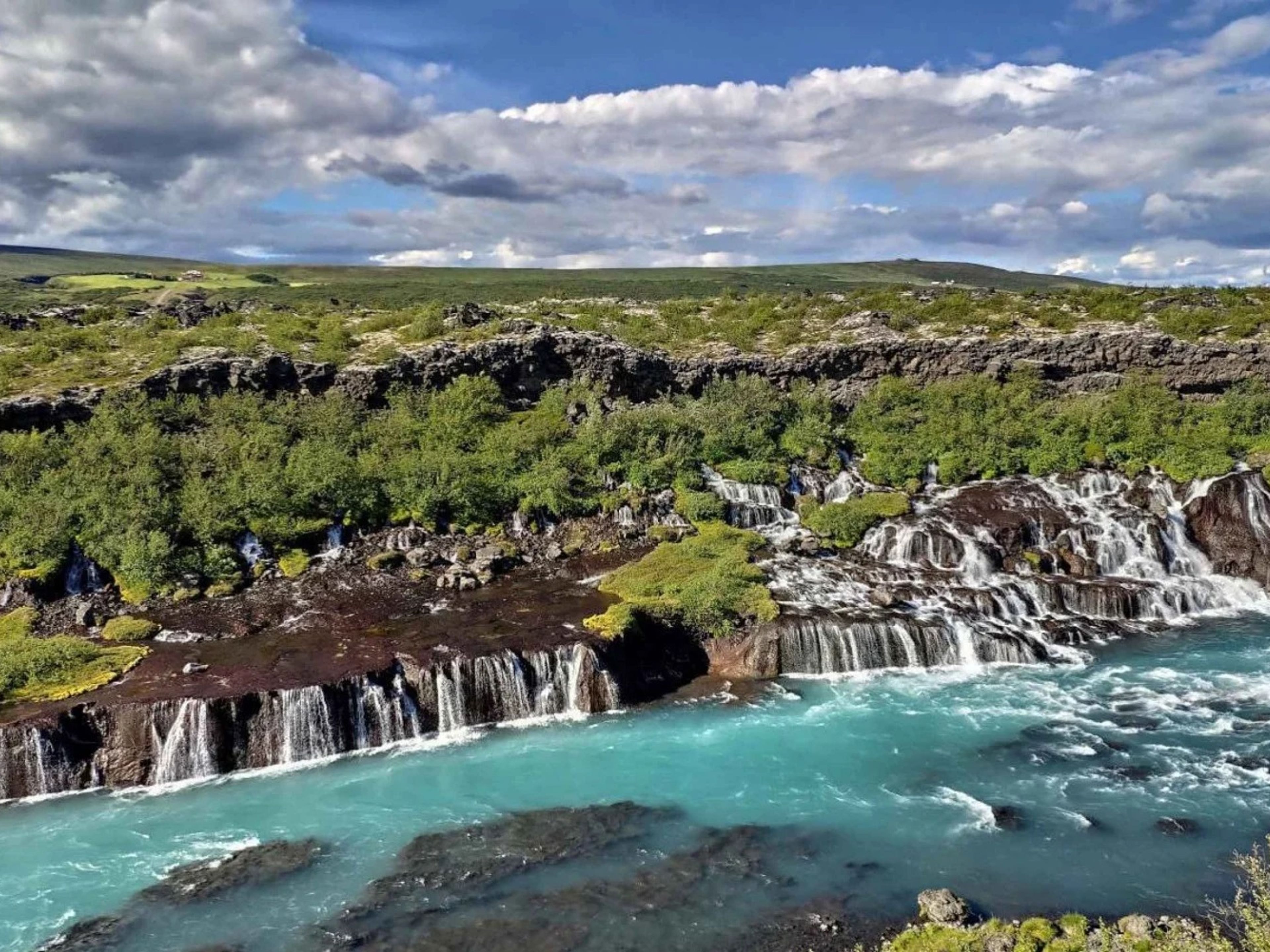 Excursão Privada "CÍRCULO DE PRATA + BANHOS DO CANYON". Hraunfossar waterfall panoramic view, Iceland.