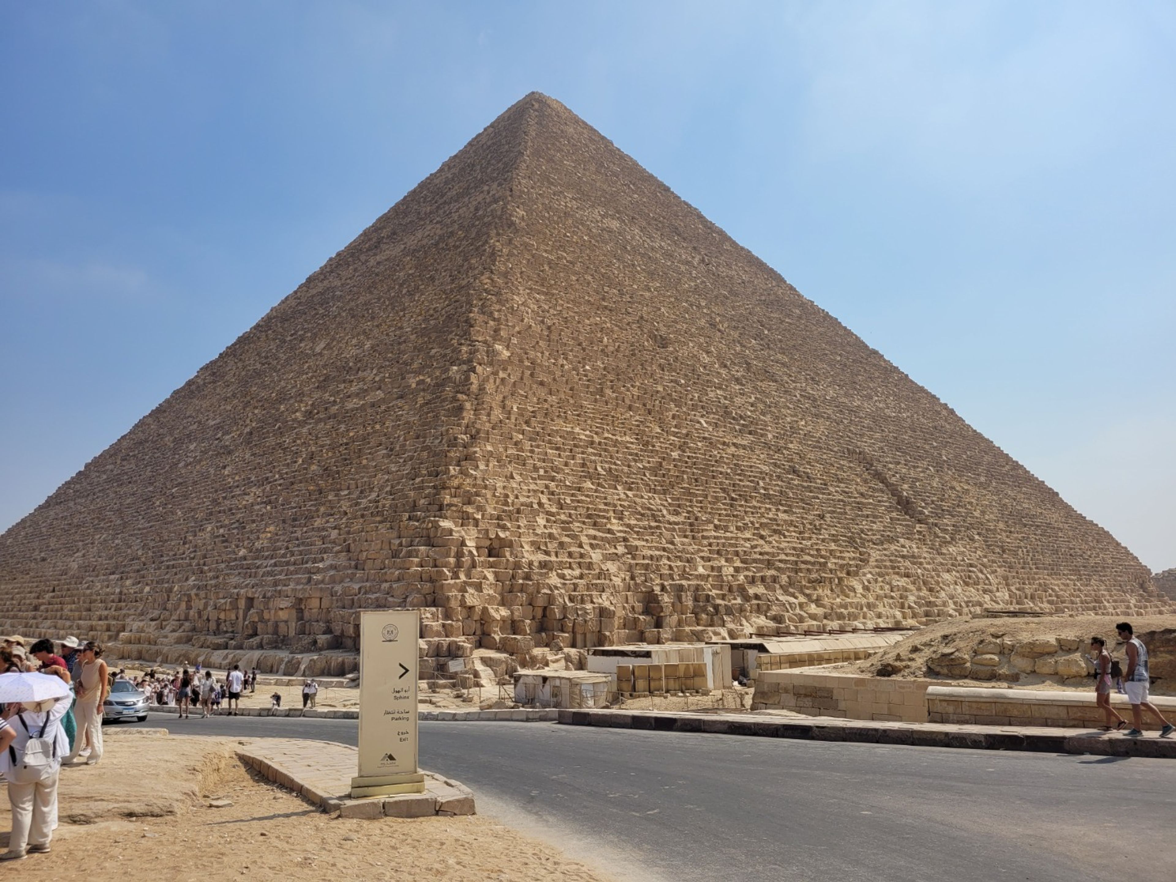 "HALBTÄGIGE TOUREN IN KAIRO (PYRAMIDEN VON GIZEH - DIE GROSSE SPHINX)" Private Tour. The Pyramids of Giza, the only surviving Wonder of the Ancient World and an enduring symbol of human genius and ambition. Guiza, Cairo, Egypt.