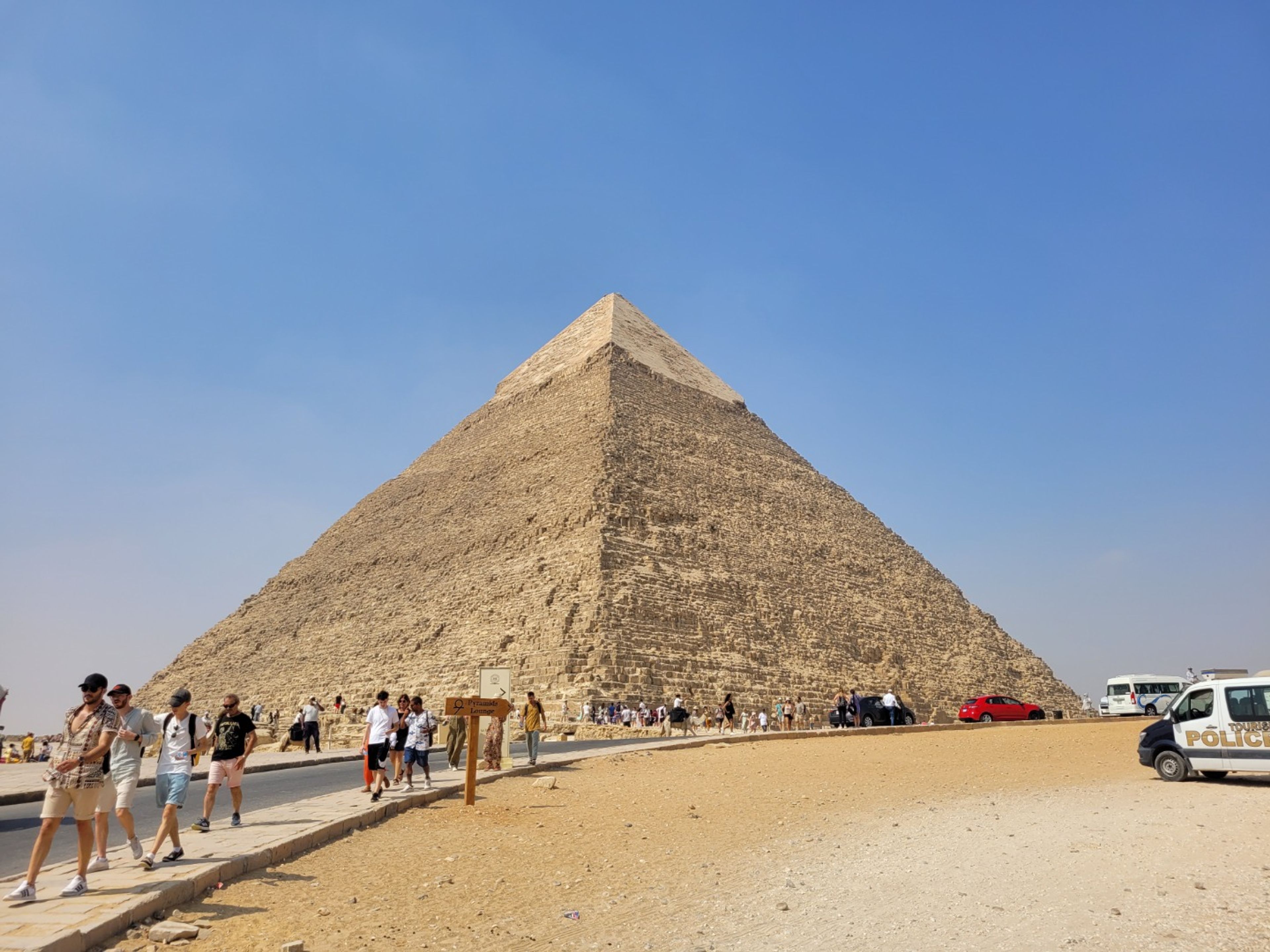"HALBTÄGIGE TOUREN IN KAIRO (PYRAMIDEN VON GIZEH - DIE GROSSE SPHINX)" Private Tour. The Pyramids of Giza, the only surviving Wonder of the Ancient World and an enduring symbol of human genius and ambition. Guiza, Cairo, Egypt.