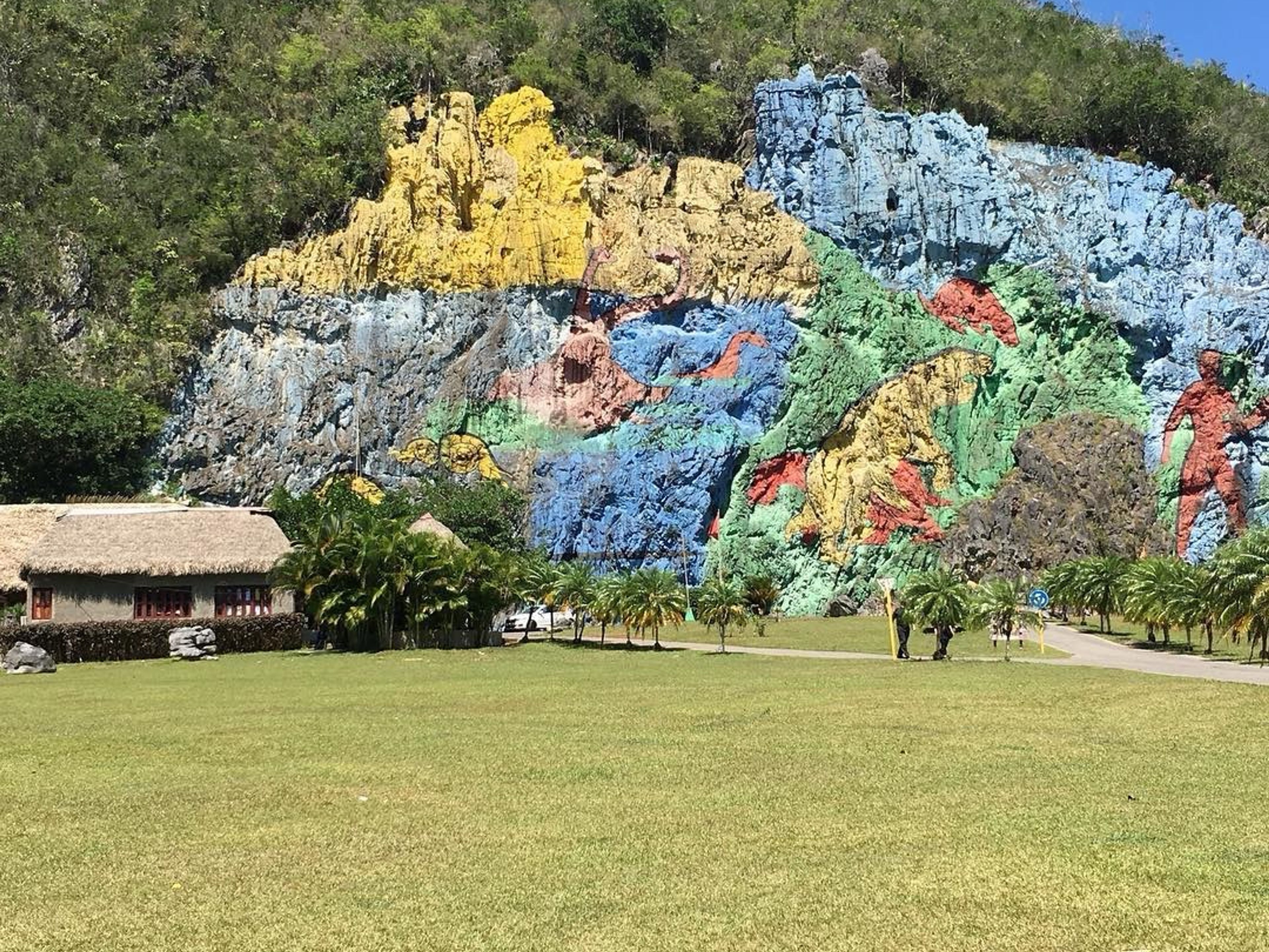 Tour "VISITA I LUOGHI PIÙ FAMOSI DI VIÑALES A BORDO DI UN'AUTO D'EPOCA, UN VIAGGIO ATTRAVERSO IL TEMPO E LA NATURA". VIÑALES IN A CLASSIC CAR, A JOURNEY THROUGH TIME AND NATURE” Tour, Viñales, Pinar del Río, Cuba.