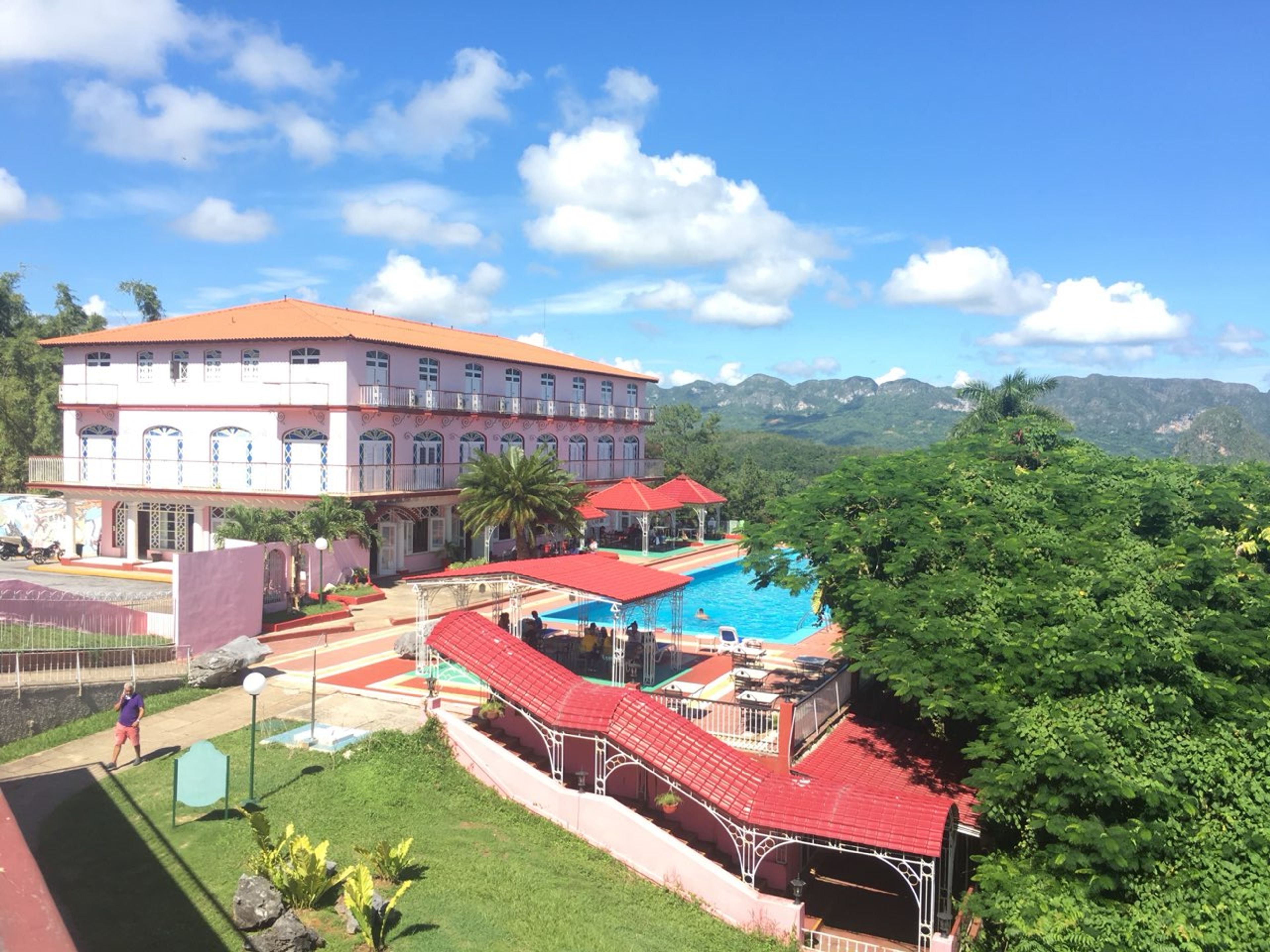 Tour "VISITA I LUOGHI PIÙ FAMOSI DI VIÑALES A BORDO DI UN'AUTO D'EPOCA, UN VIAGGIO ATTRAVERSO IL TEMPO E LA NATURA". VIÑALES IN A CLASSIC CAR, A JOURNEY THROUGH TIME AND NATURE” Tour, Viñales, Pinar del Río, Cuba.