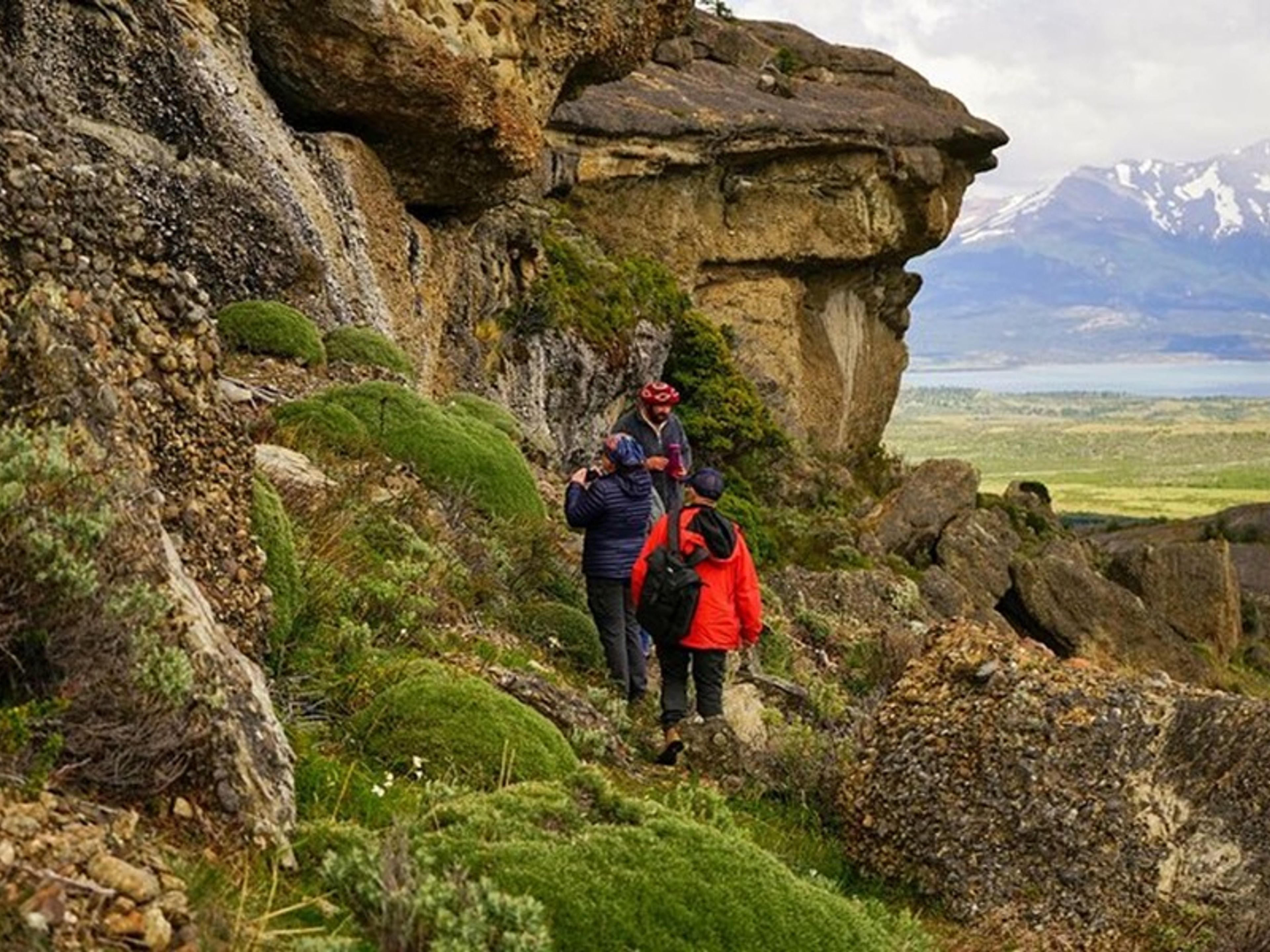 Tour “PEINTURES SUR ROCHER + BOÎTE-REPAS”. “ROCK PAINTINGS + BOX LUNCH” Tour, The Archaeological Park at Estancia Ernesto Helmer, Chile.
