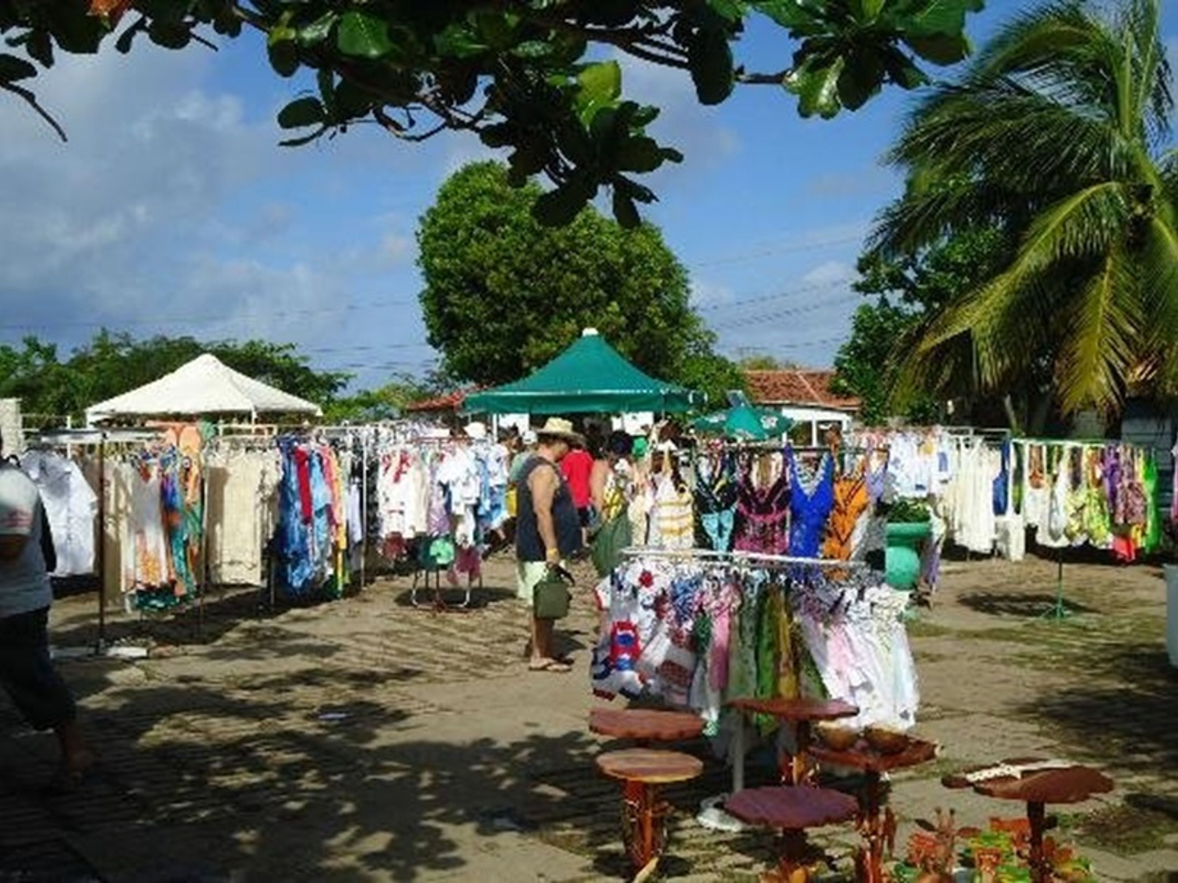 Excursión “LEYENDAS Y TRADICIONES”. Guardalavaca craft market, Holguín, Cuba.