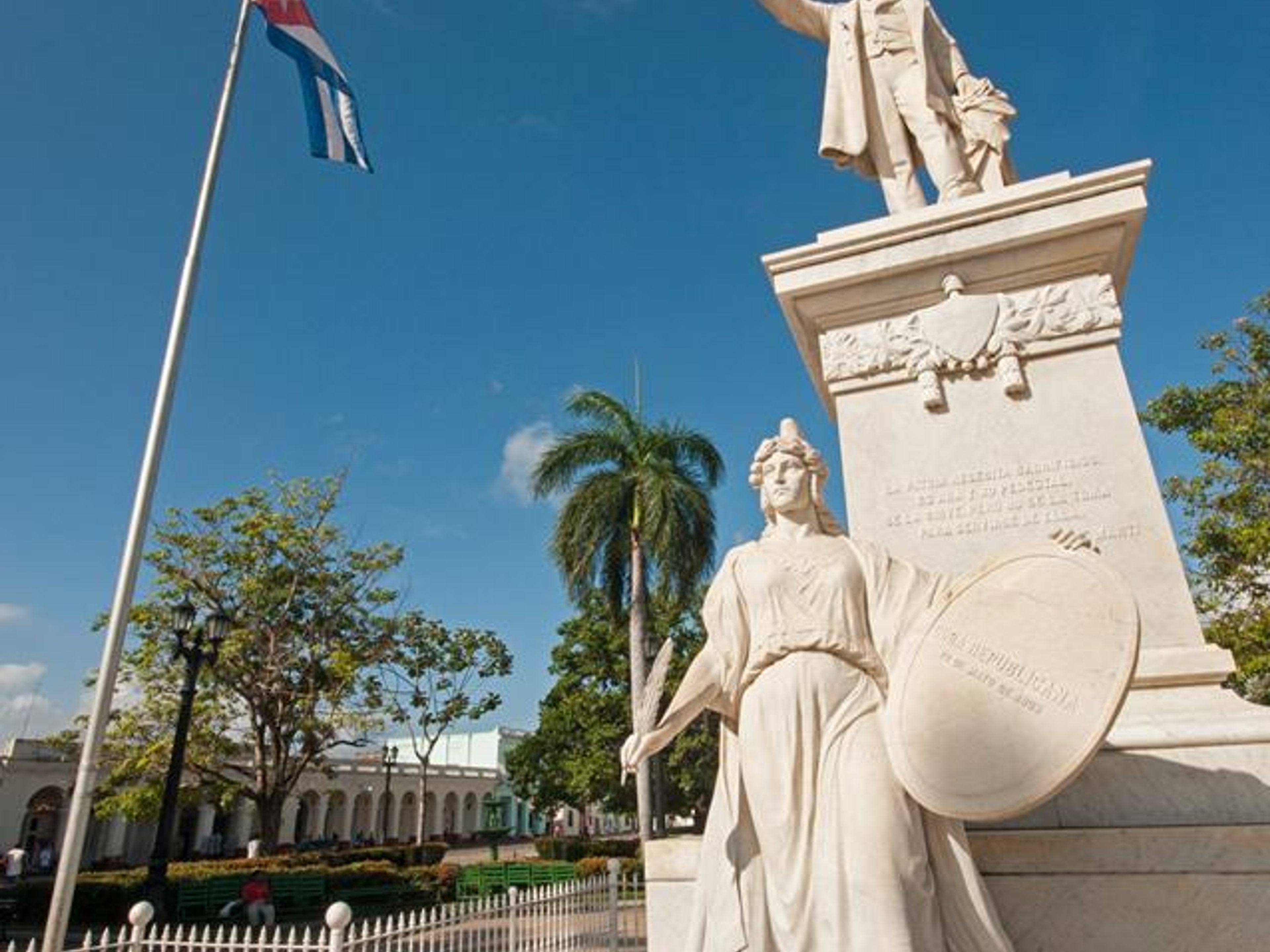 Tour "CIENFUEGOS - LAGUNE DE GUANAROCA - JARDIN BOTANIQUE". Jose Martí Central Park, Cienfuegos, Cuba.