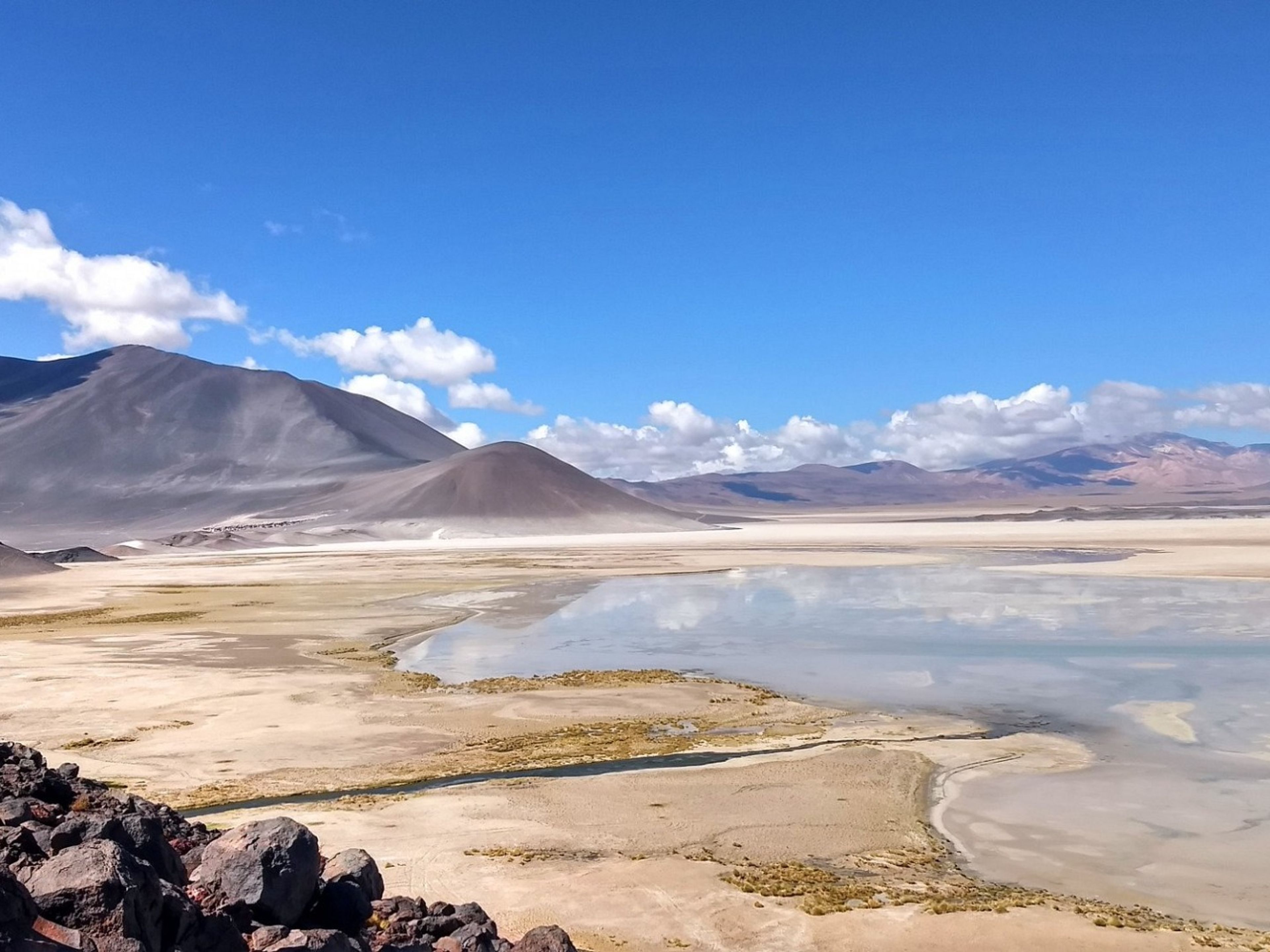 Excursión “LAGUNAS ALTIPLÁNICAS Y TEJEDORAS DE SOCAIRE”. “ALTIPLANIC LAGOONS AND WEAVERS OF SOCAIRE” Tour, San Pedro de Atacama, Chile.