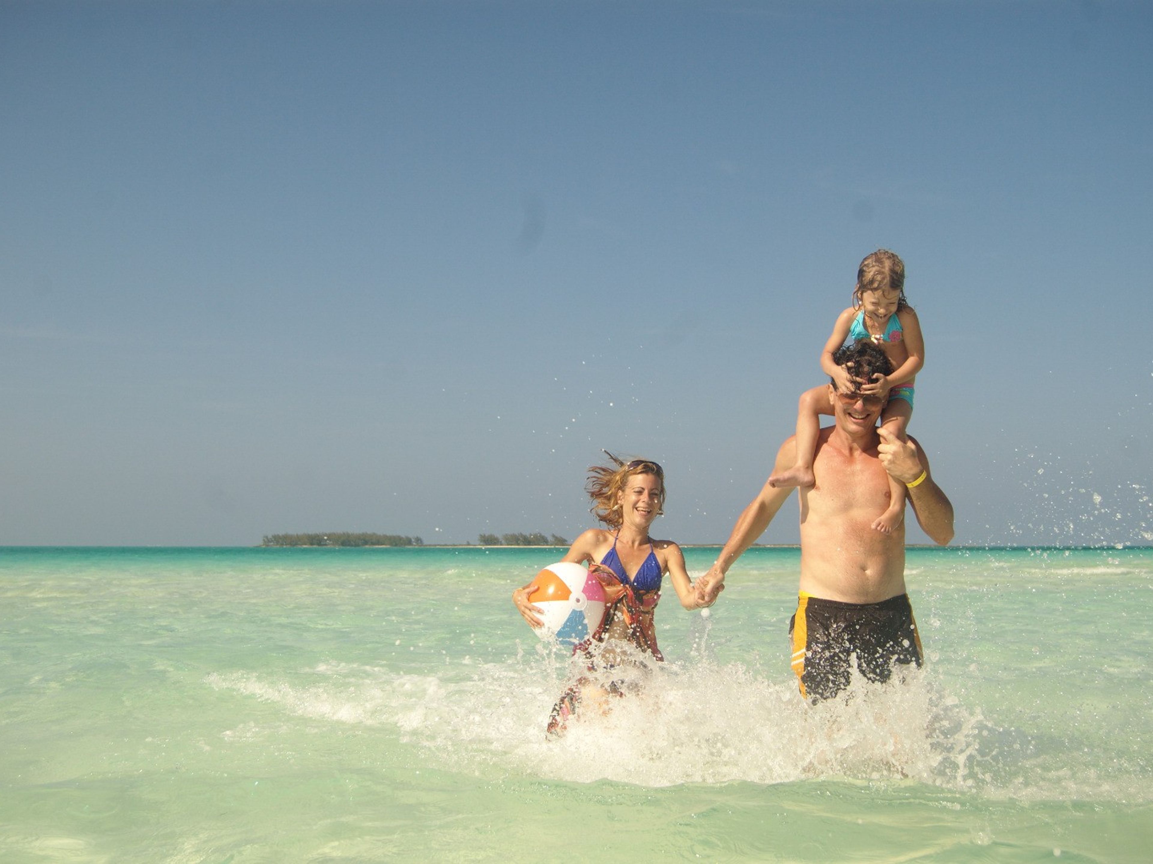 Excursão "VOAR PARA O PARAÍSO". Family in Cayo Santa María beach