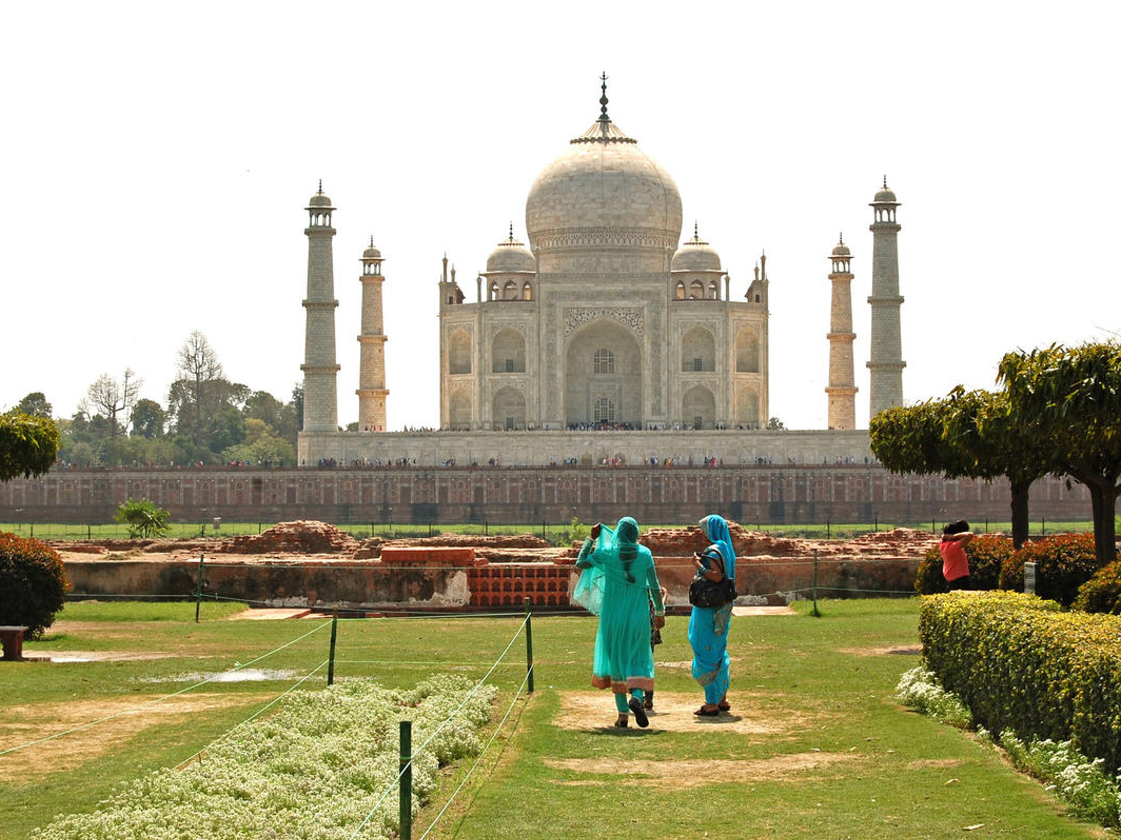 "All Inclusive Ultimate Walking Tour Of Agra SmartPass offering 12 + Attractions" Tour. The Taj Mahal (Crown of the Palace or Corona de los palacios) panoramic view. An ivory-white marble mausoleum in the Indian city of Agra, Uttar Pradesh, India.