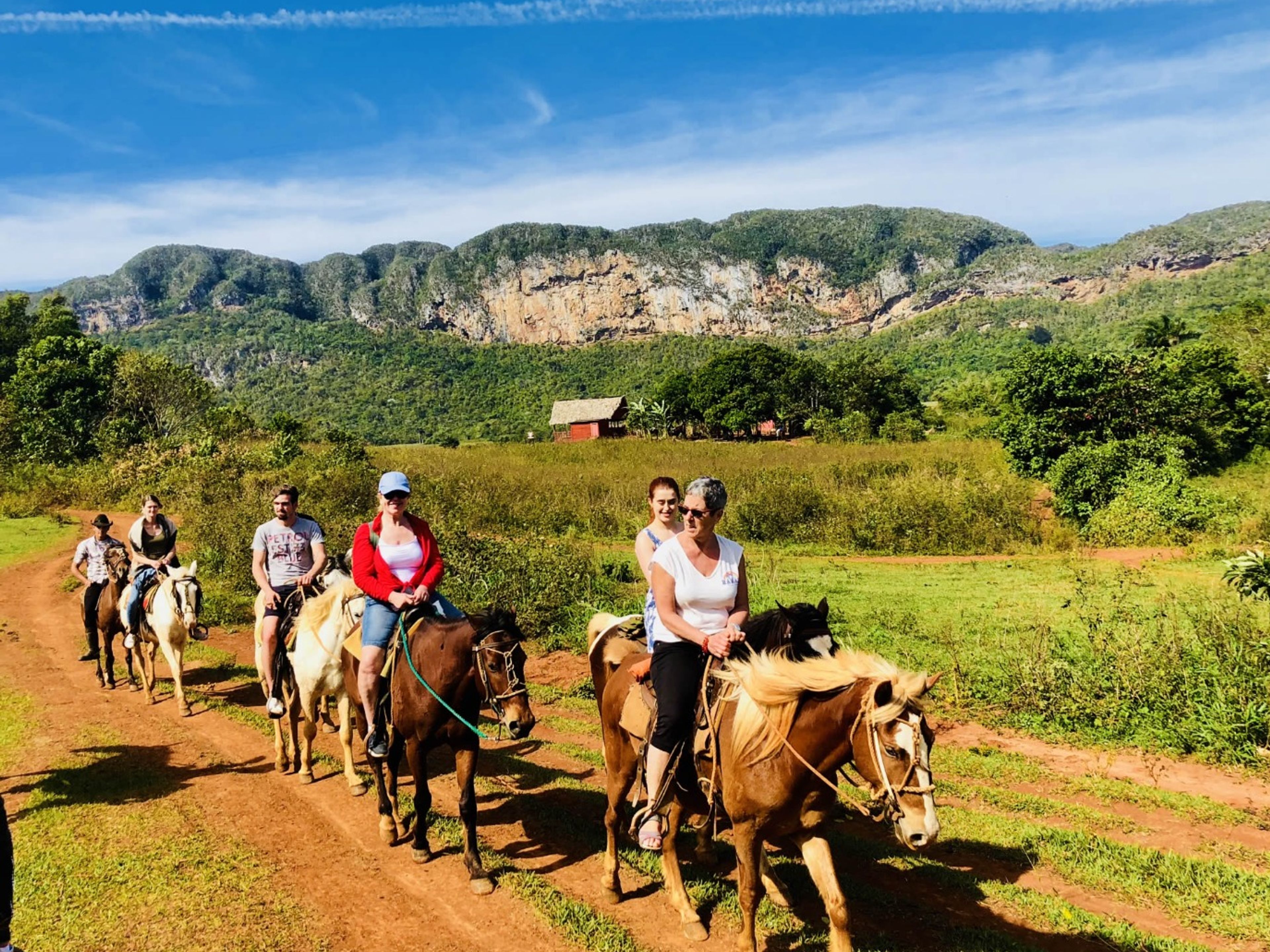 Tour "Servizio VIP: Avventura di 4 giorni a Viñales". Horseback Adventure through the Valley of Viñales. "VIP Service: Adventure of 4 days in Viñales" Tour