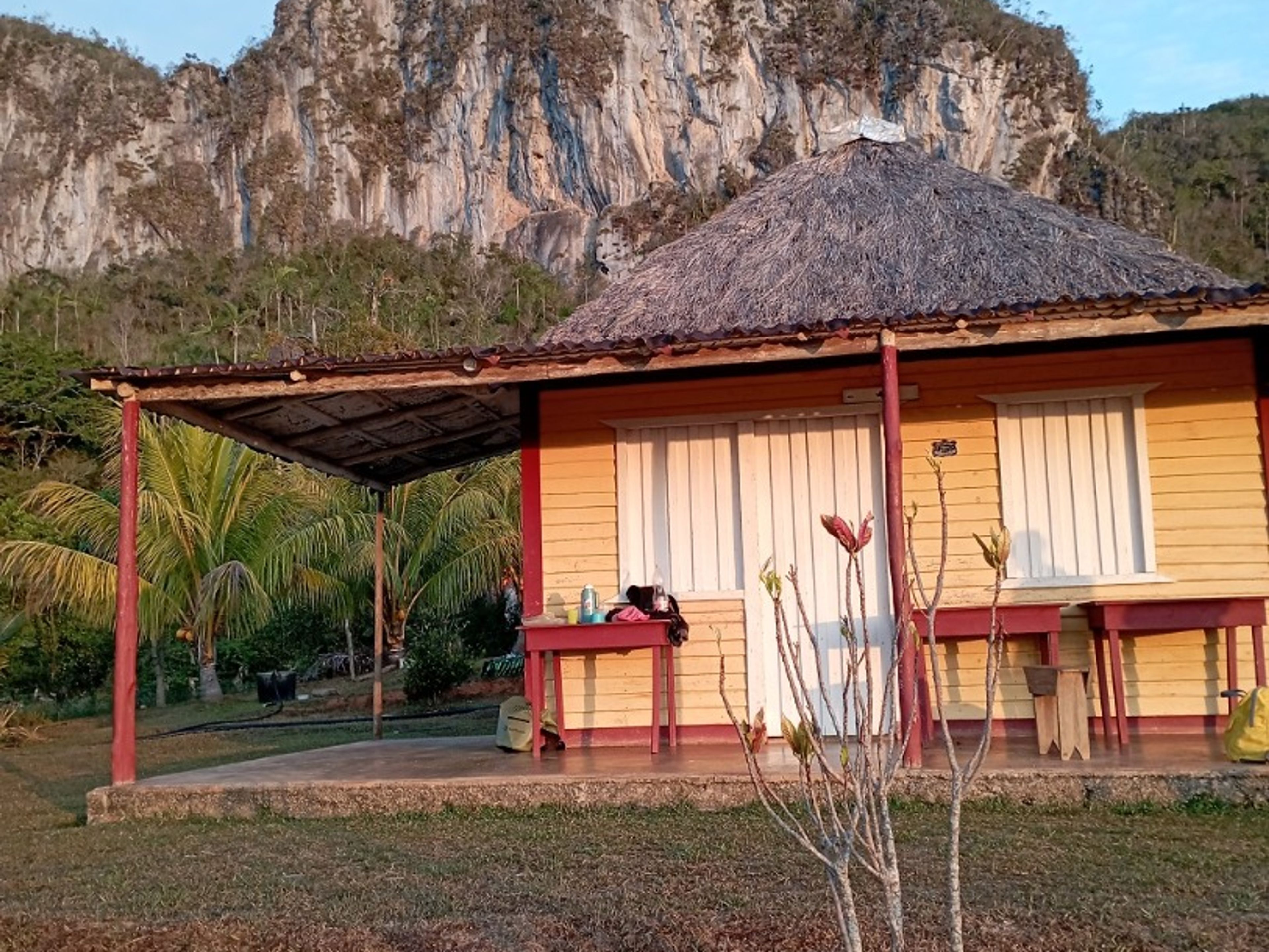 Tour "PASSEGGIATA ALL'ALBA PER LOS AQUATICOS". Sunrise hike to the Los Aquaticos, Viñales valley, Pinar del Río, Cuba.