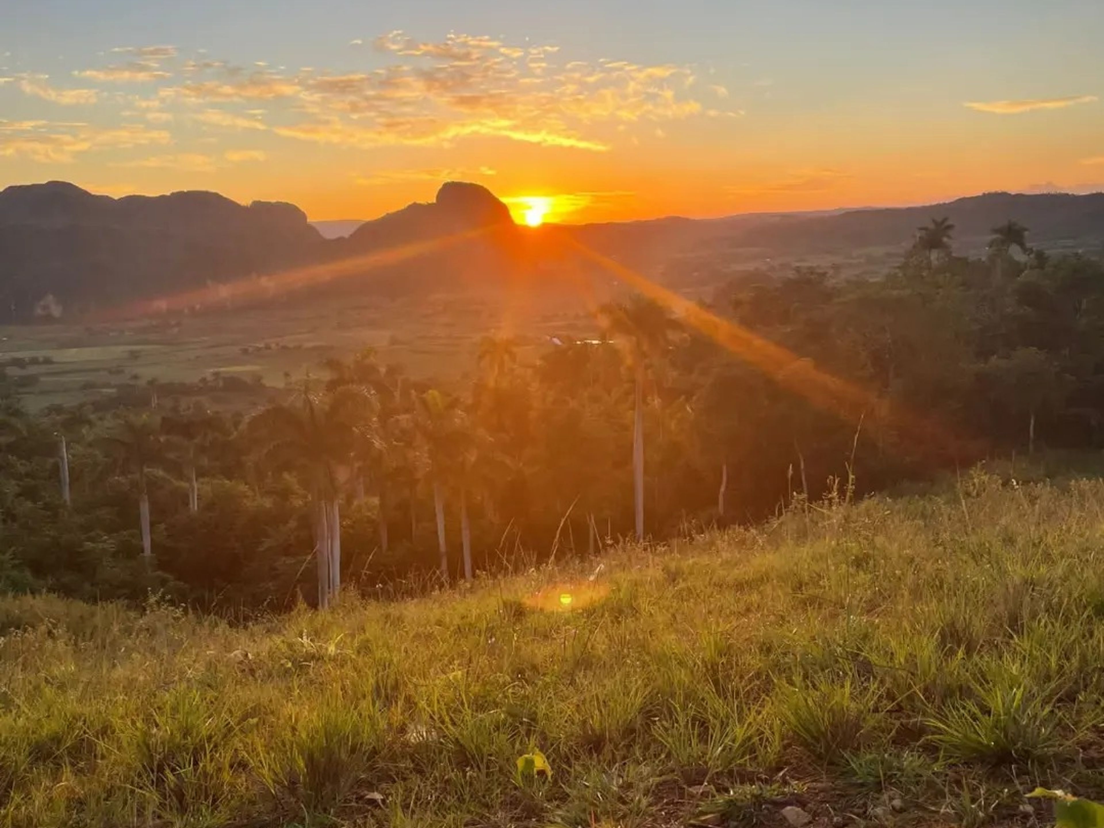 Tour "PASSEGGIATA ALL'ALBA PER LOS AQUATICOS". Sunrise hike to the Los Aquaticos, Viñales valley, Pinar del Río, Cuba.