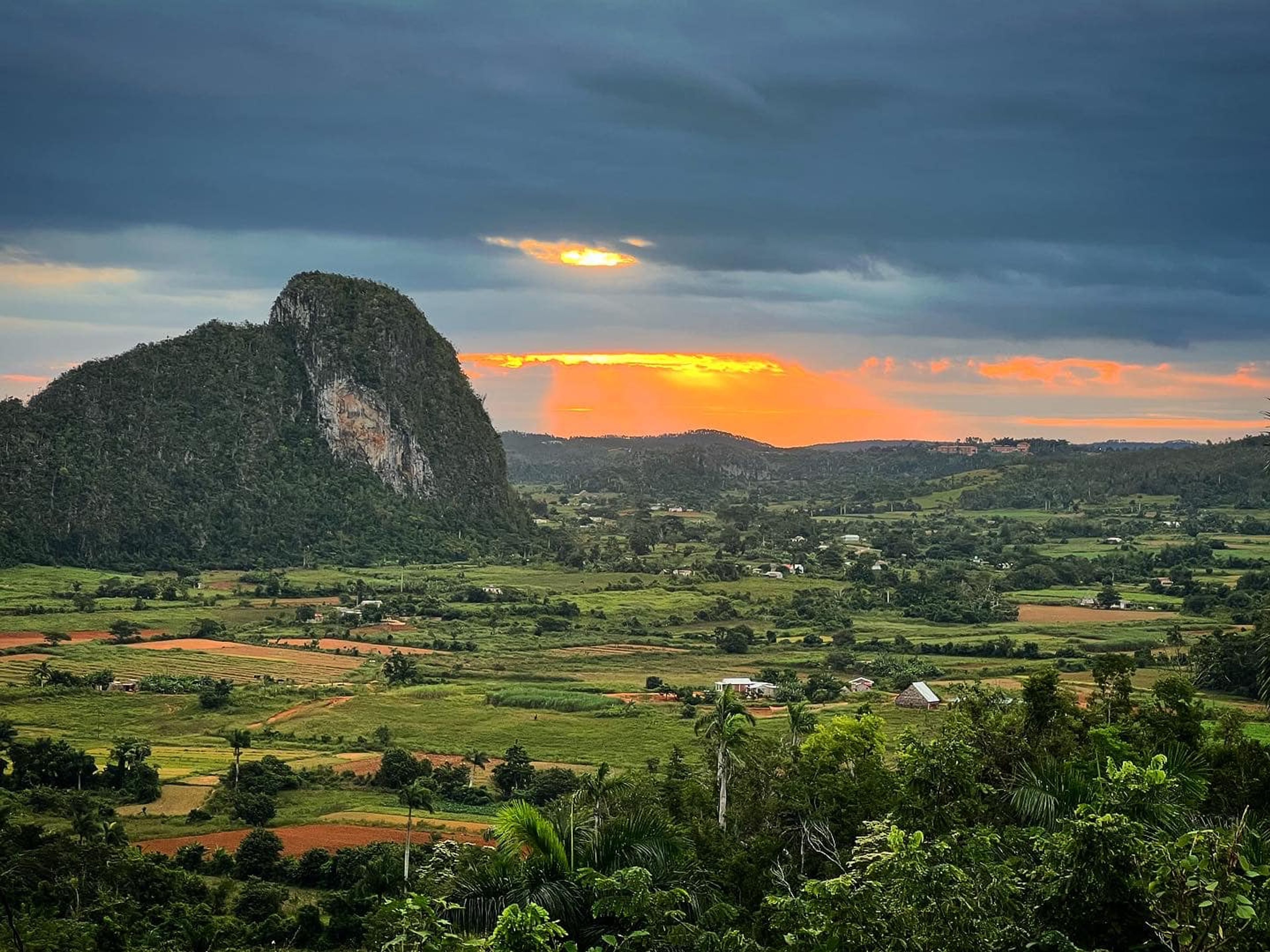 Tour "PASSEGGIATA ALL'ALBA PER LOS AQUATICOS". Sunrise hike to the Los Aquaticos, Viñales valley, Pinar del Río, Cuba.