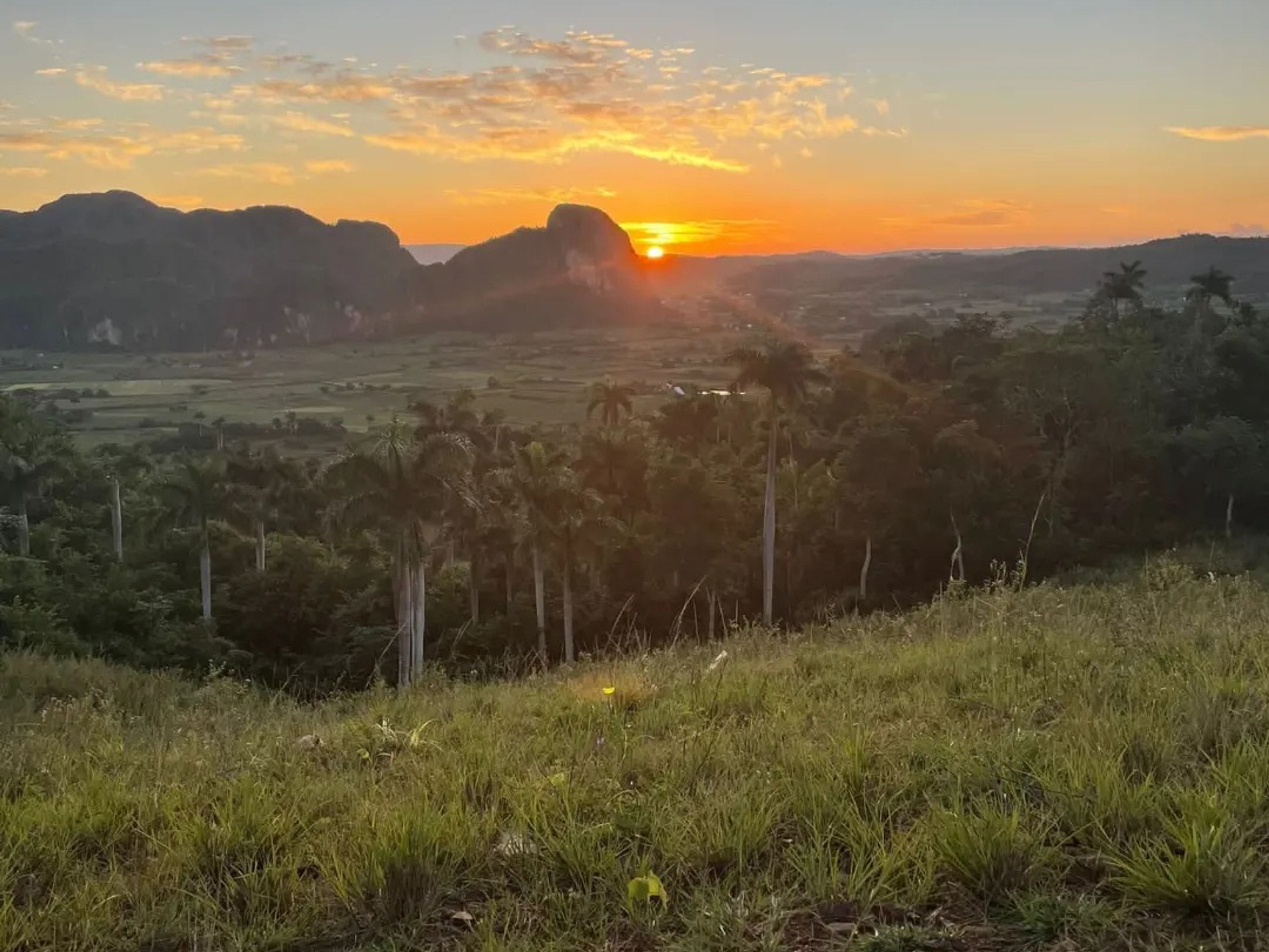 Tour "PASSEGGIATA ALL'ALBA PER LOS AQUATICOS". Sunrise hike to the Los Aquaticos, Viñales valley, Pinar del Río, Cuba.