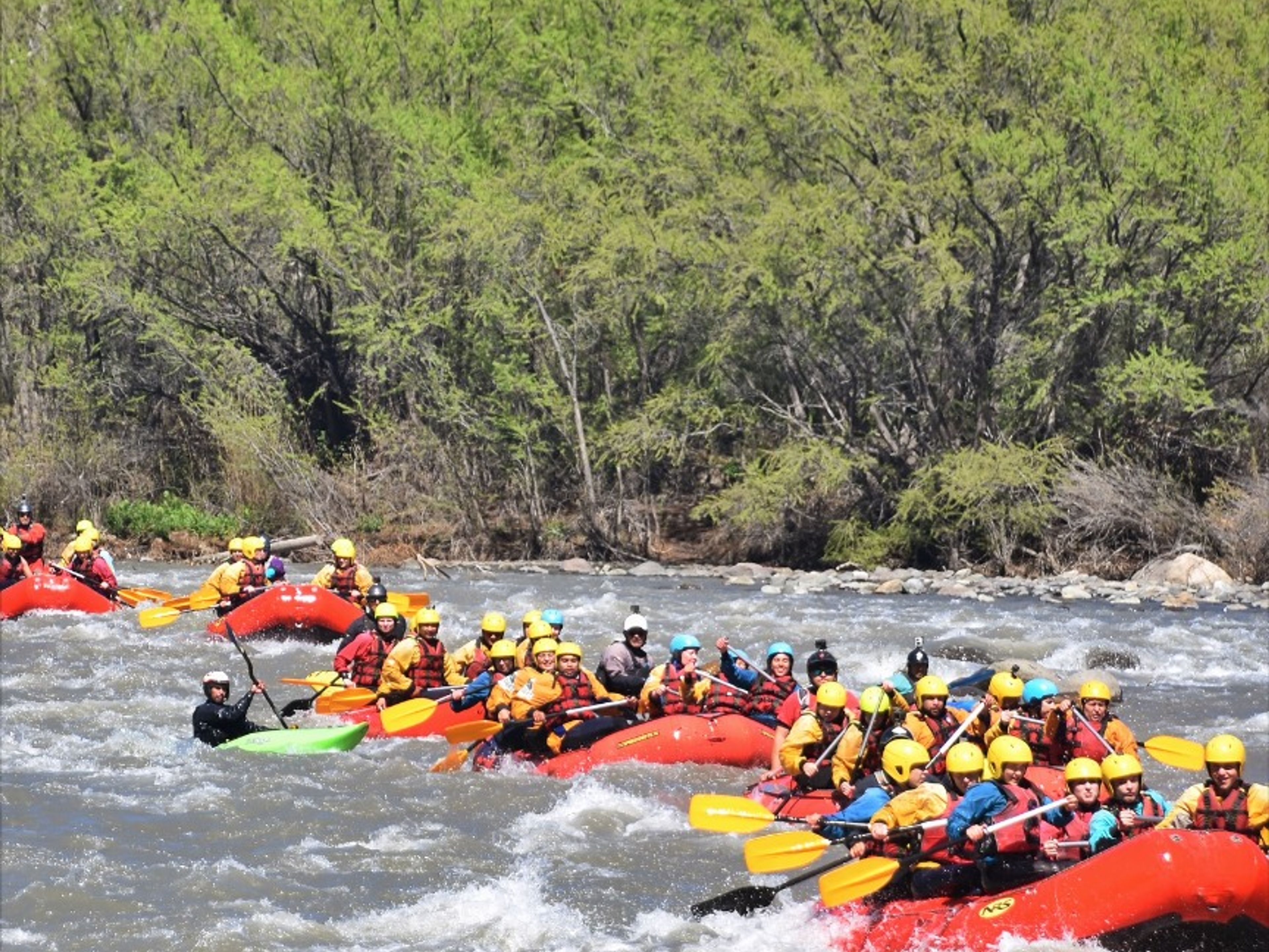 Excursão “RAFTING NO CAJÓN DEL MAIPO + CHURRASQUEIRA”. “RAFTING IN CAJÓN DEL MAIPO + BARBECUE” Tour, Chile.