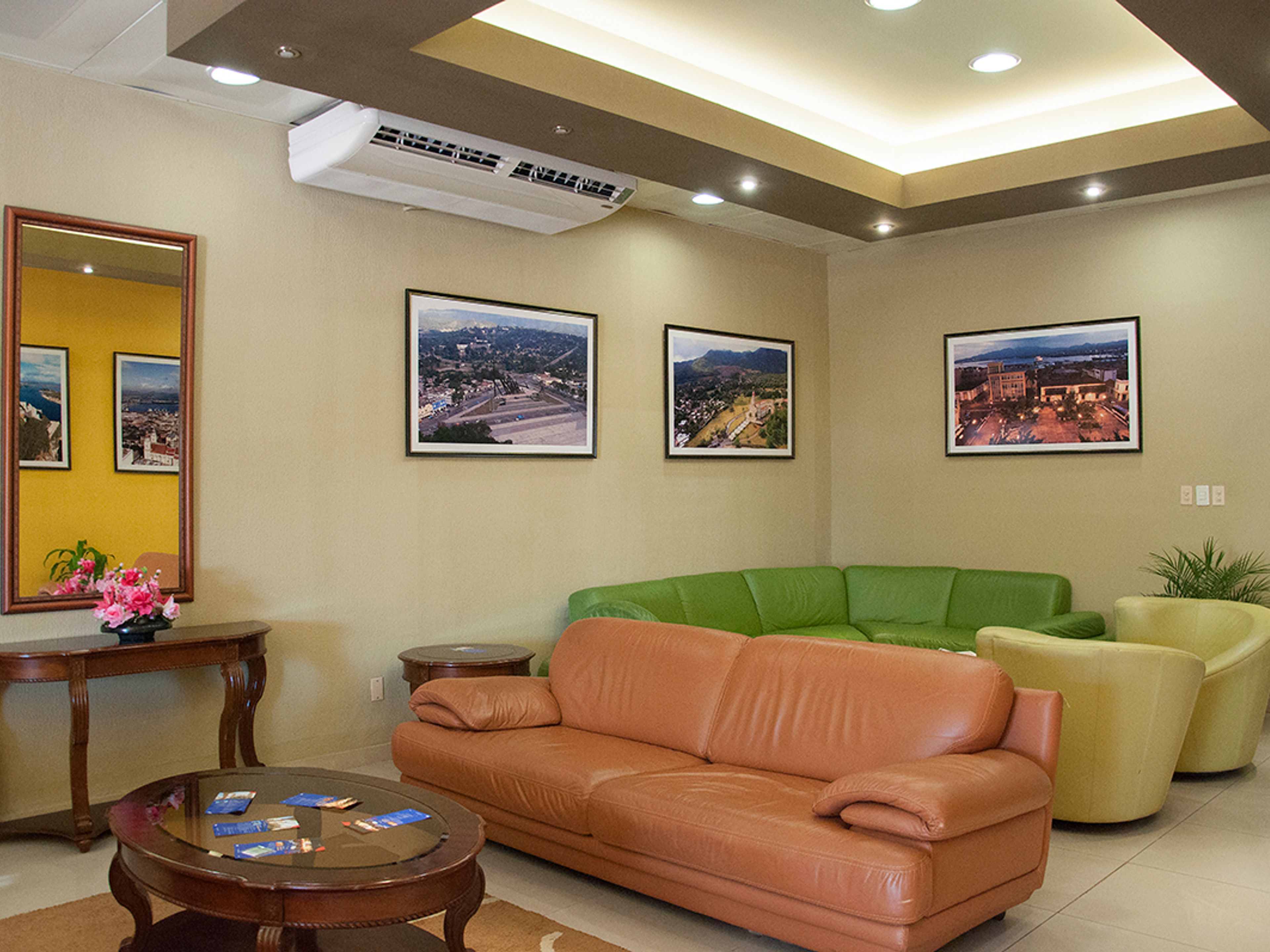 "SERVICIO DE SALÓN VIP AEROPUERTO INTERNACIONAL ANTONIO MACEO Y GRAJALES, SANTIAGO DE CUBA". VIP Lounge Service of the Antonio Maceo International Airport, Santiago de Cuba.