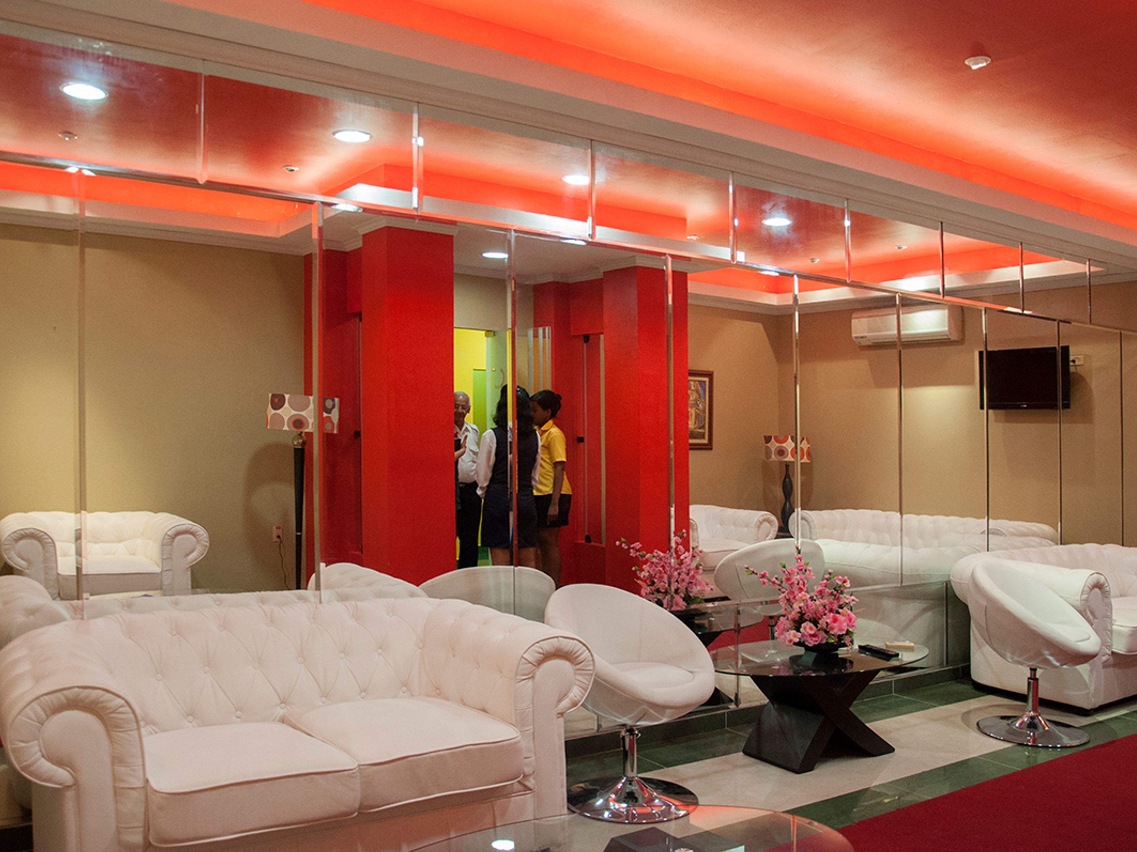 "SERVICIO DE SALÓN VIP AEROPUERTO INTERNACIONAL ANTONIO MACEO Y GRAJALES, SANTIAGO DE CUBA". VIP Lounge Service of the Antonio Maceo International Airport, Santiago de Cuba.