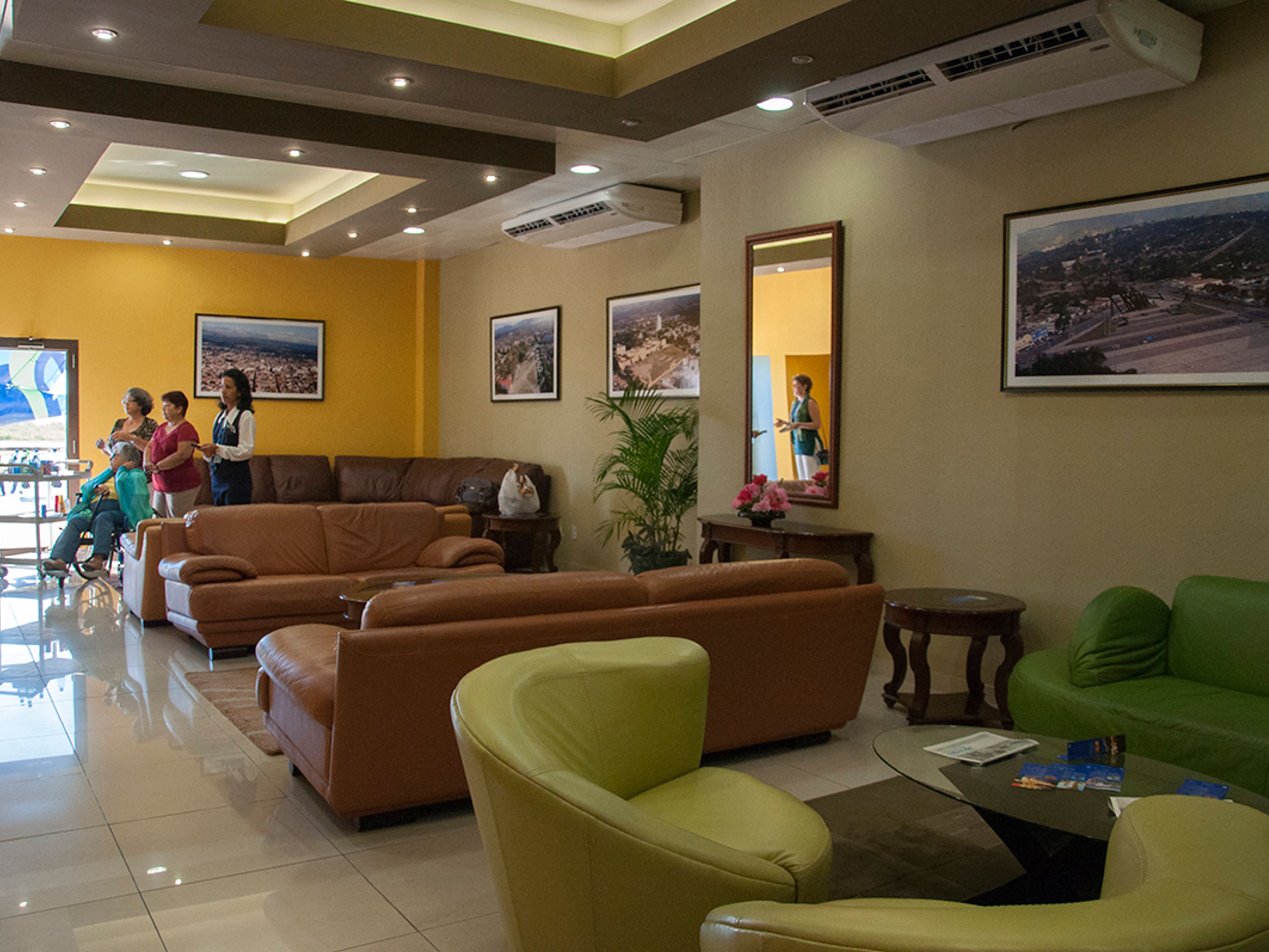 "SERVICIO DE SALÓN VIP AEROPUERTO INTERNACIONAL ANTONIO MACEO Y GRAJALES, SANTIAGO DE CUBA". VIP Lounge Service of the Antonio Maceo International Airport, Santiago de Cuba.