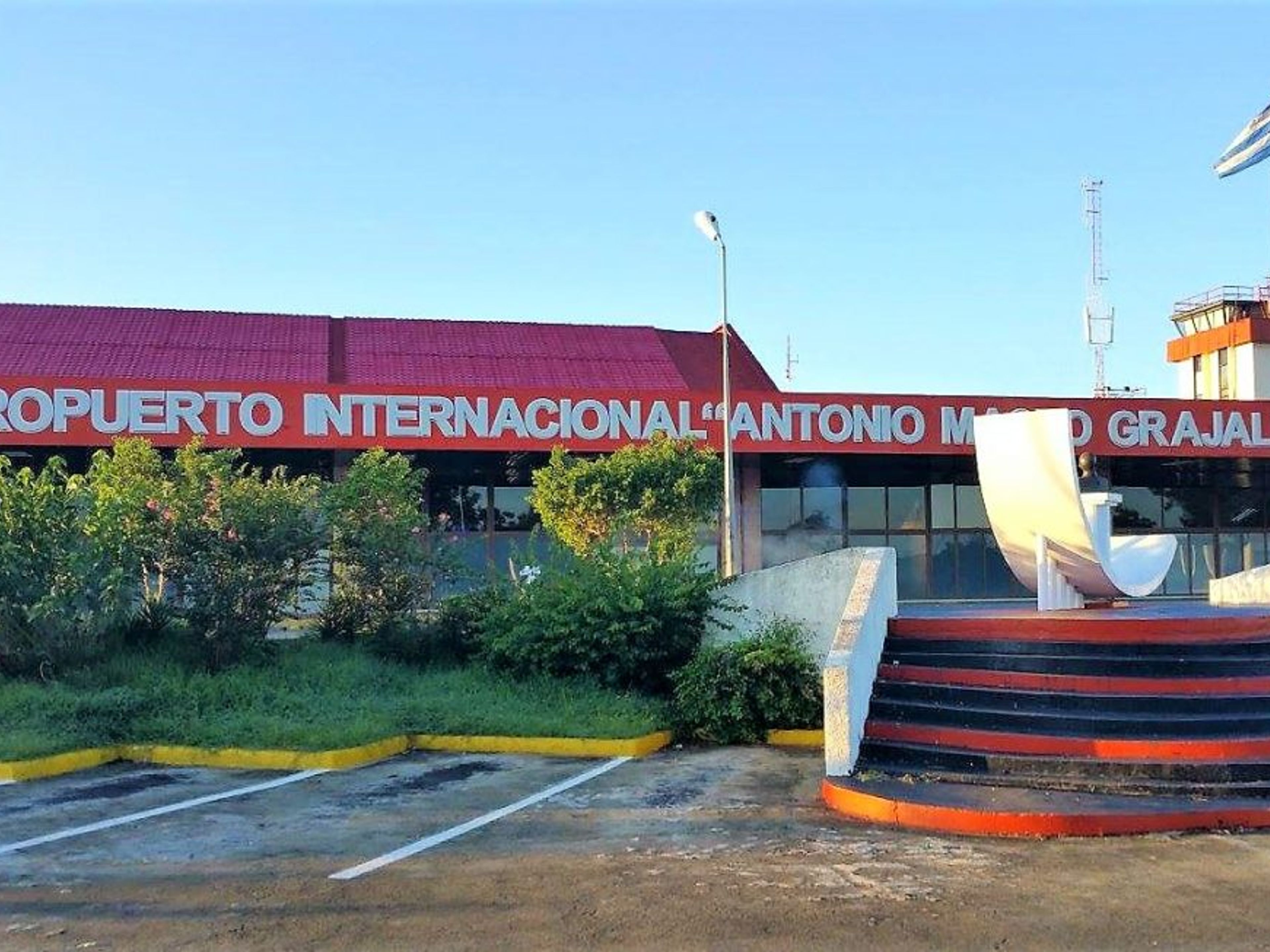 "VIP LOUNGE SERVICE AT ANTONIO MACEO Y GRAJALES, SANTIAGO DE CUBA INTERNATIONAL AIRPORT". Antonio Maceo International Airport panoramic view, Santiago de Cuba.