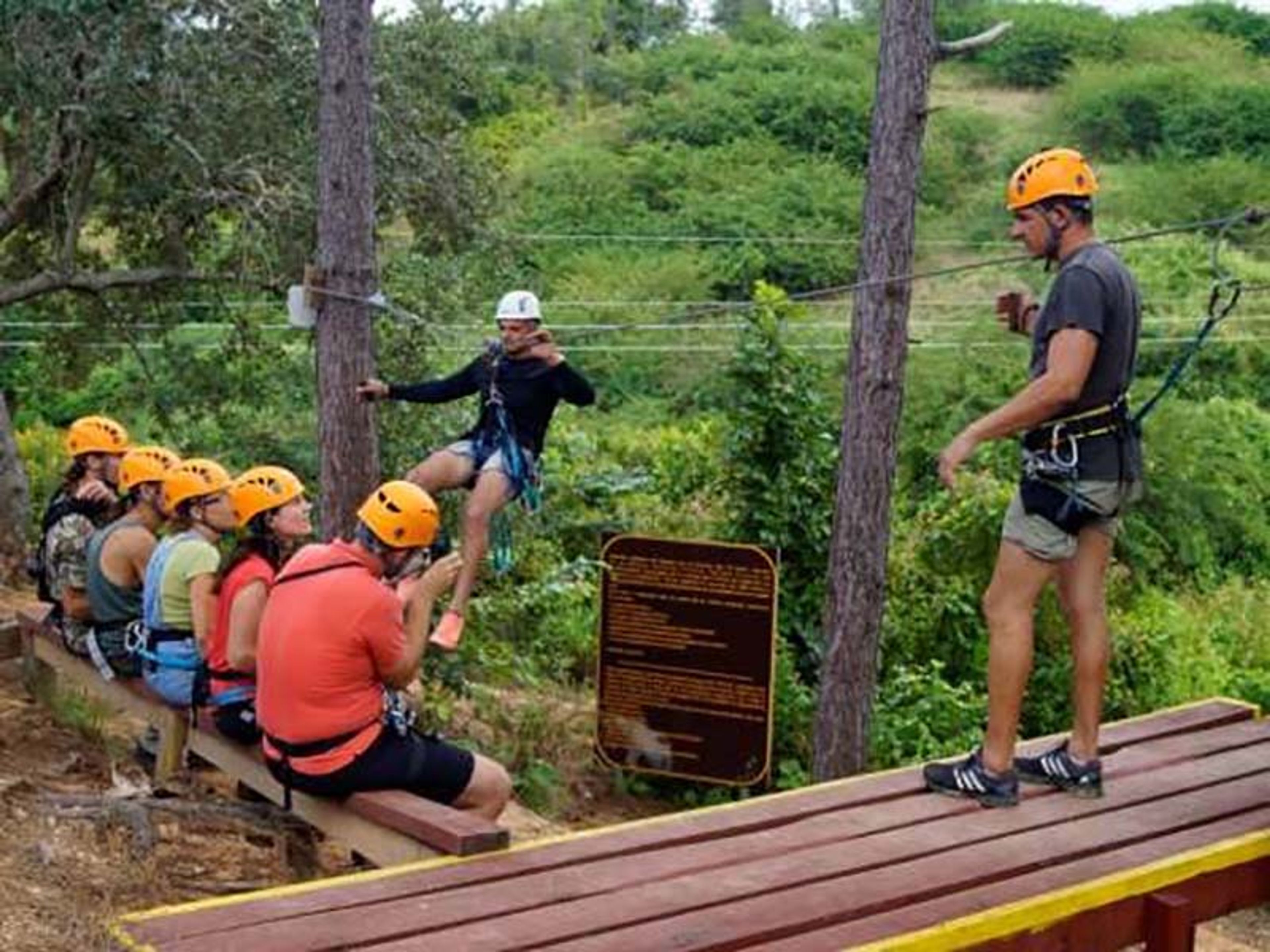 Tour "Zip Line nella Valle di Viñales". "Zip line in the Viñales Valley" Tour, Viñales Valley Natural Park, Viñales, Pinar del Río, Cuba.