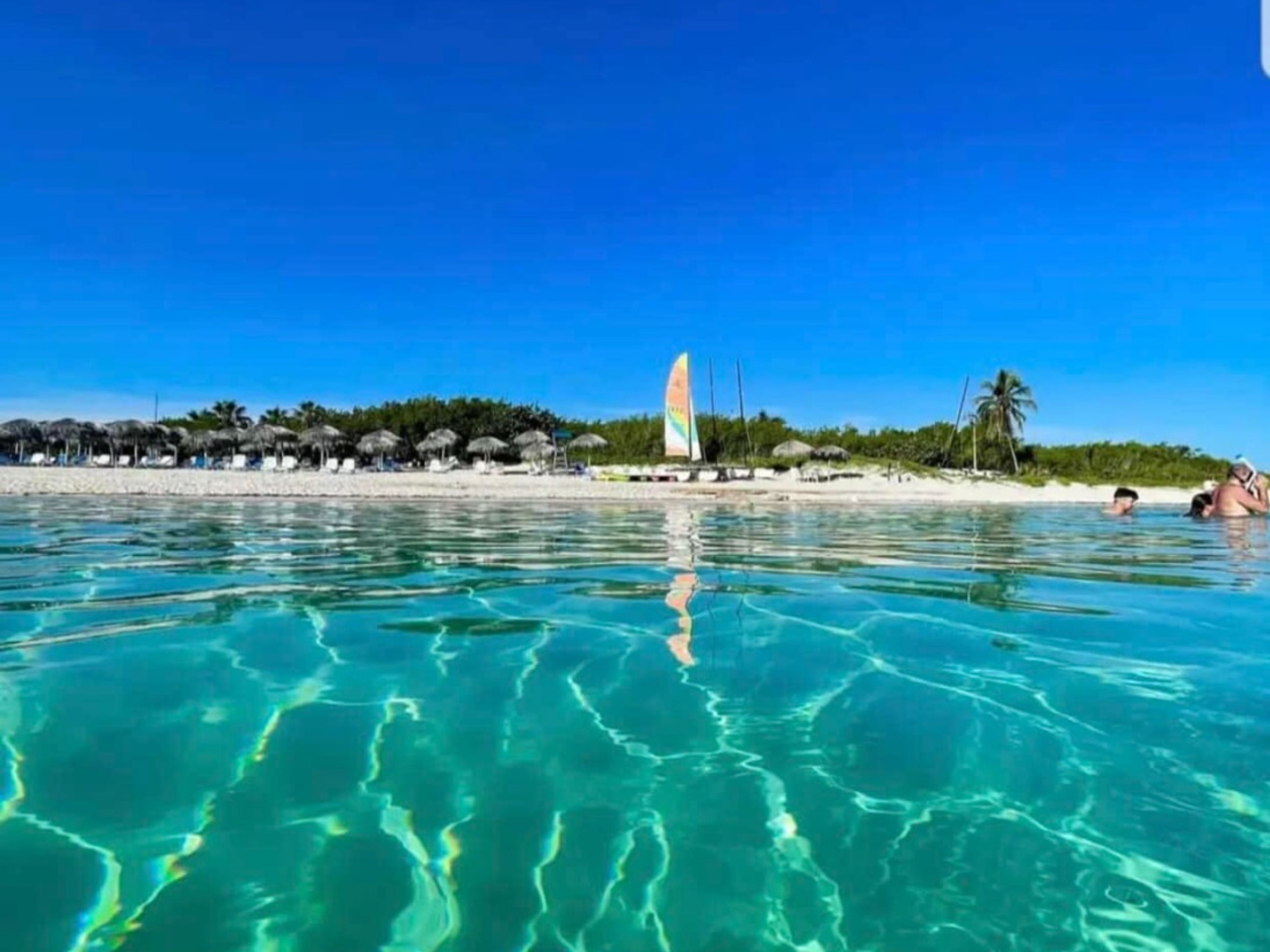 Excursão privada "VARADERO NOS AUTOMÓVEIS CLÁSSICOS AMERICANOS (TOPO DURO - TOPO ABERTO)". Varadero becah panoramic view, Varadero, Matanzas, Cuba.