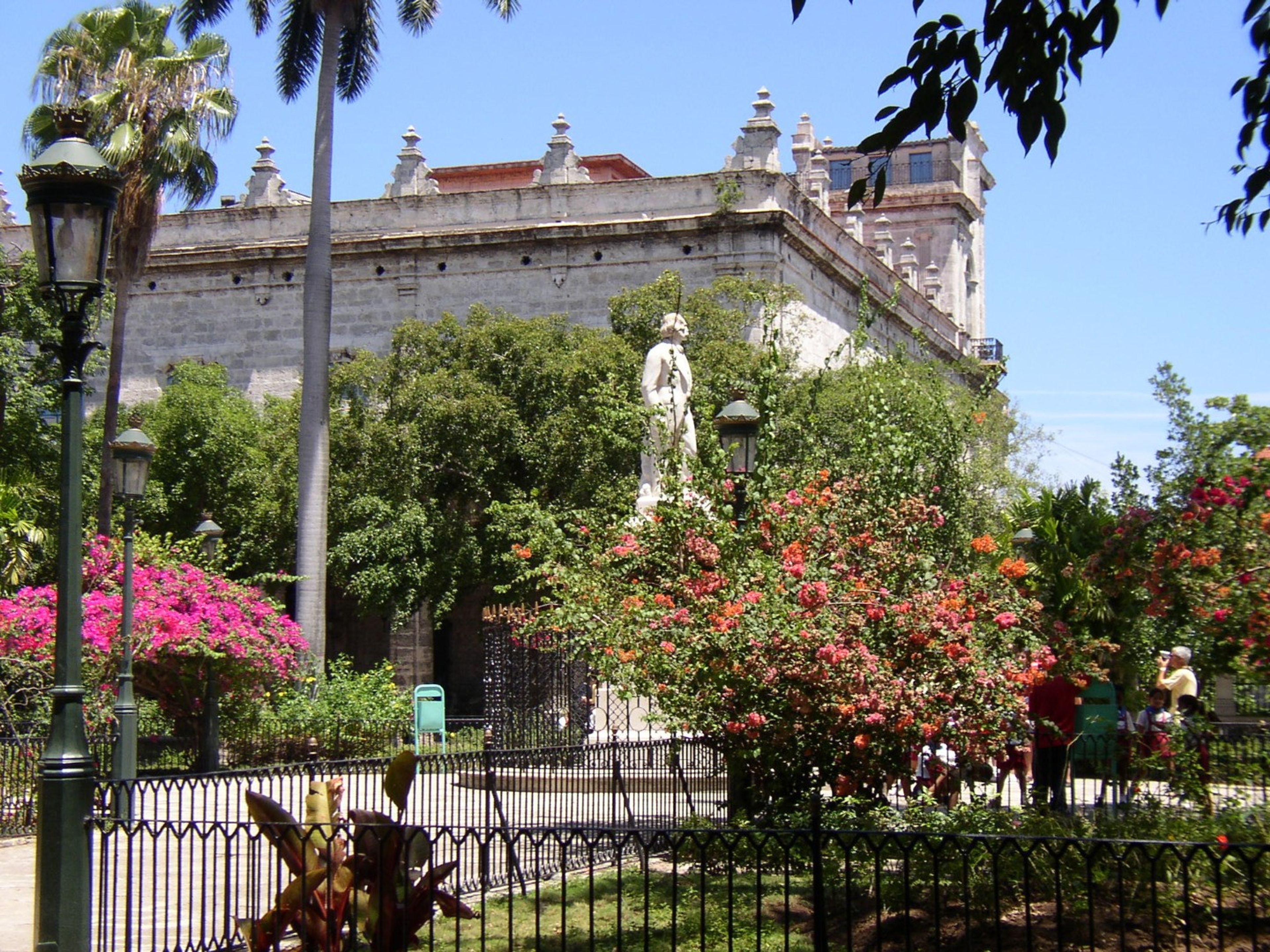 "PANORAMATOUR IN HAVANNA IN ANTIKEN AUTOS" Tour. Carlos Manuel de Céspedes monument at Plaza de Armas square