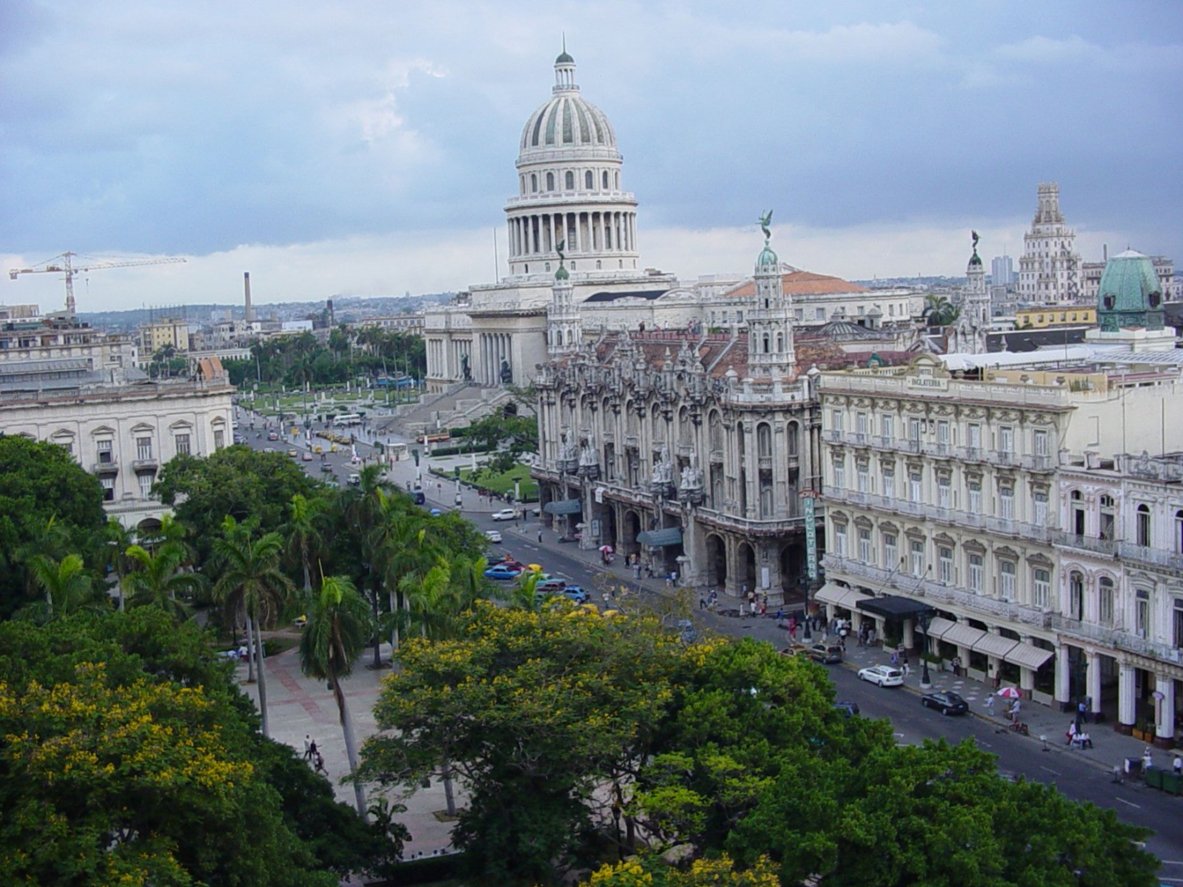"PANORAMATOUR IN HAVANNA IN ANTIKEN AUTOS" Tour. Central Park, Inglaterra Hotel, The Great Theater and The Capitol of Havana