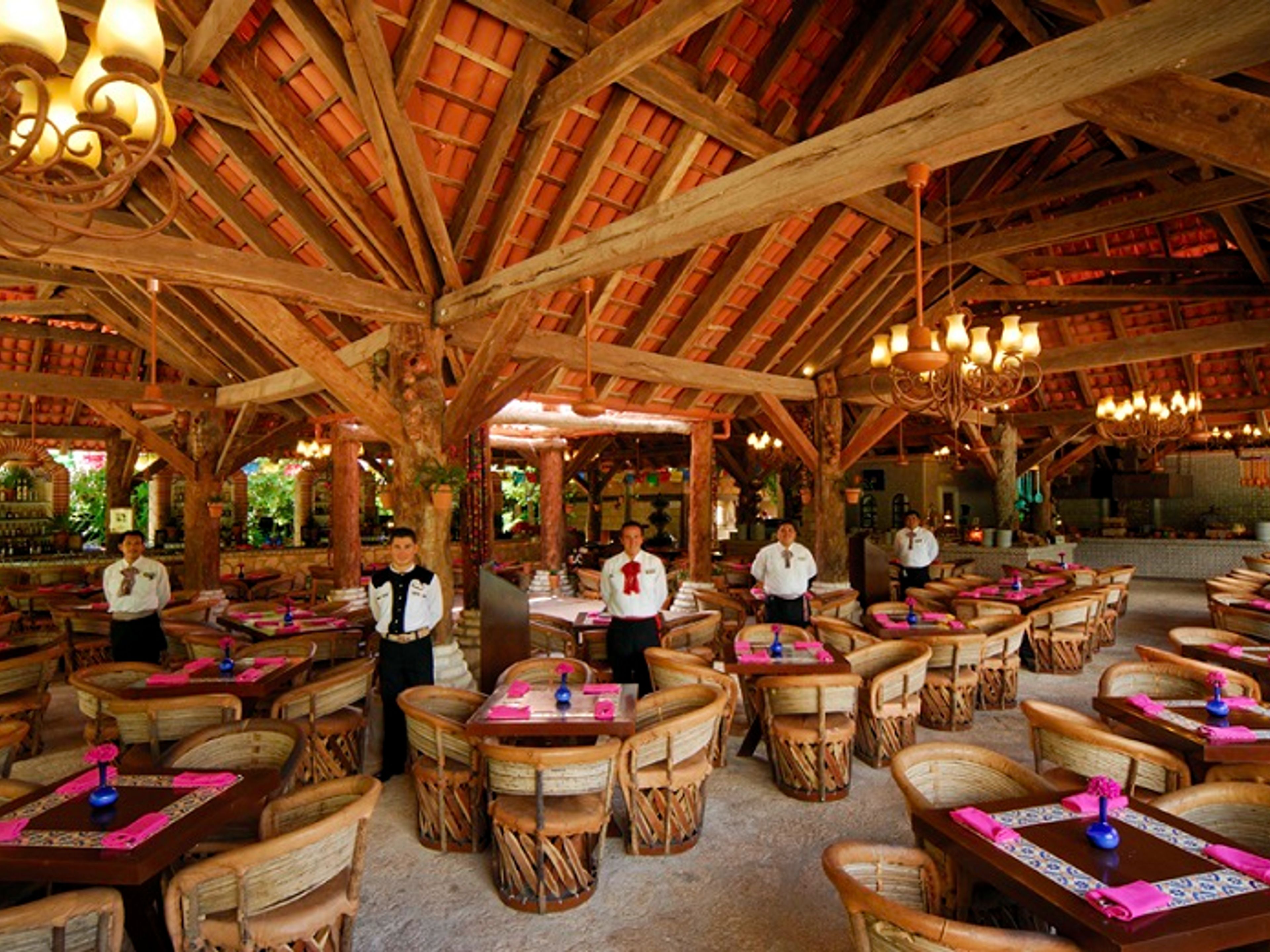 Excursión "Xcaret Plus desde Playa del Carmen". Buffet Lunch in Xcaret Park. A fun day in Playa del Carmen, Yucatan Peninsula, Mexico.