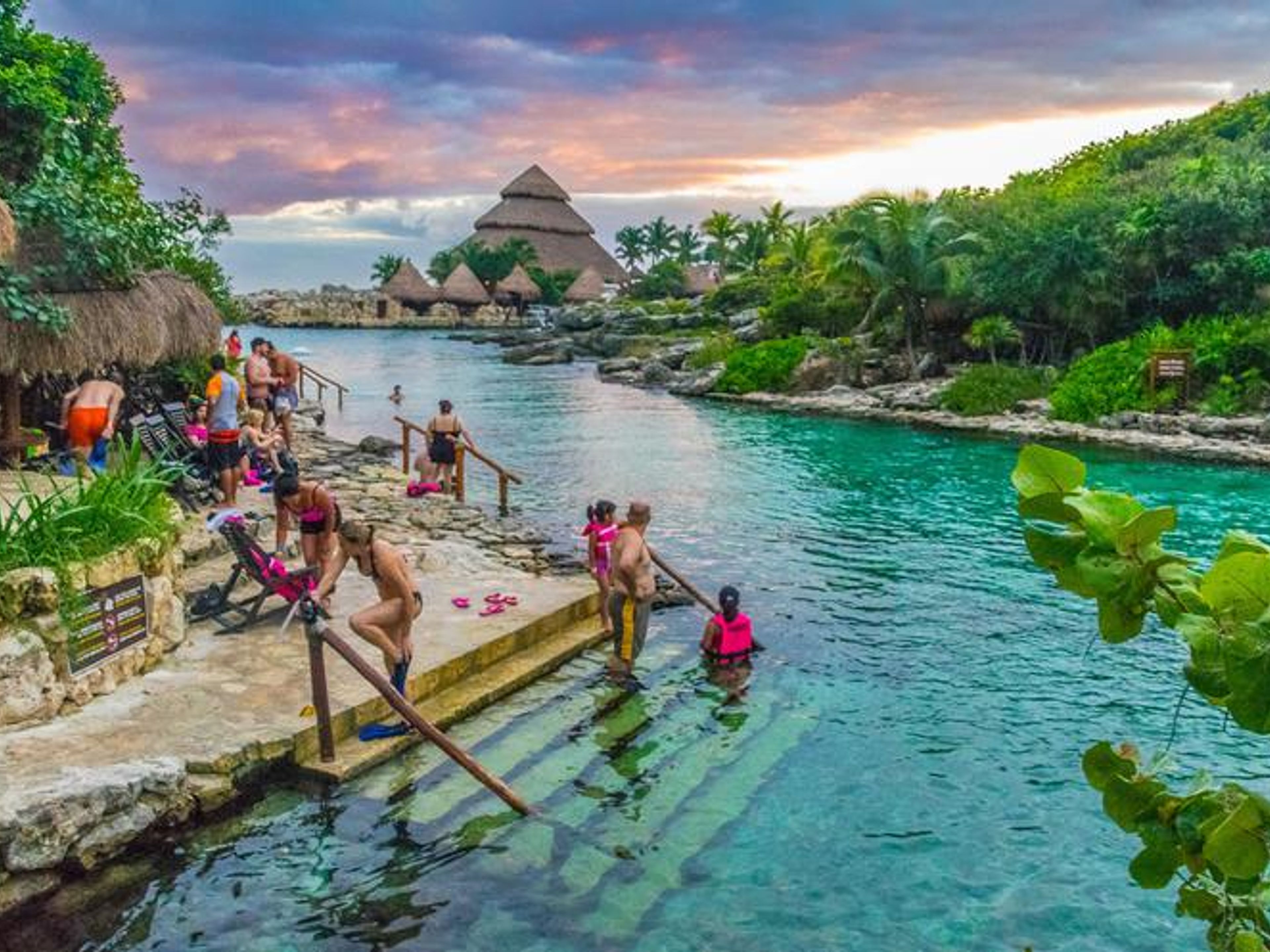 Excursión "Xcaret Plus desde Playa del Carmen". Recreational activities in Xcaret Park, Yucatan Peninsula. Mexico.