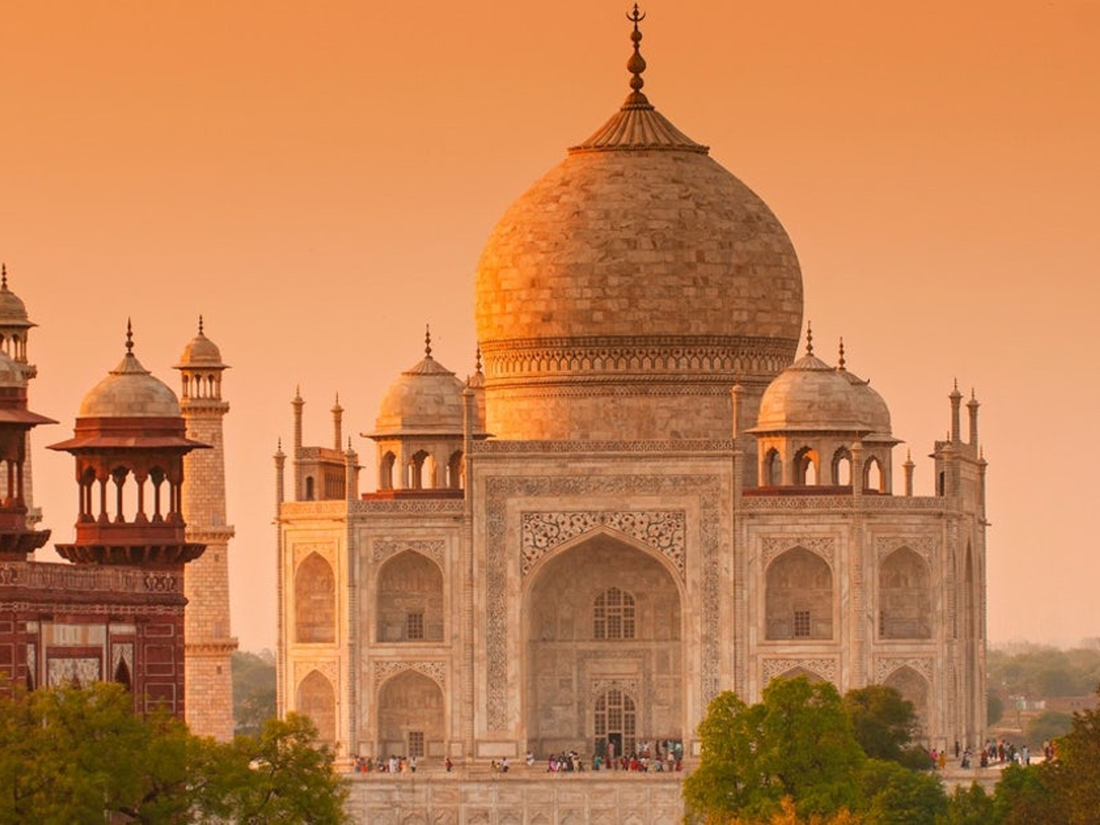 Excursión "Amanecer y atardecer en Taj". Taj Mahal Sunrise panoramic view, Agra,Uttar Pradesh, India.