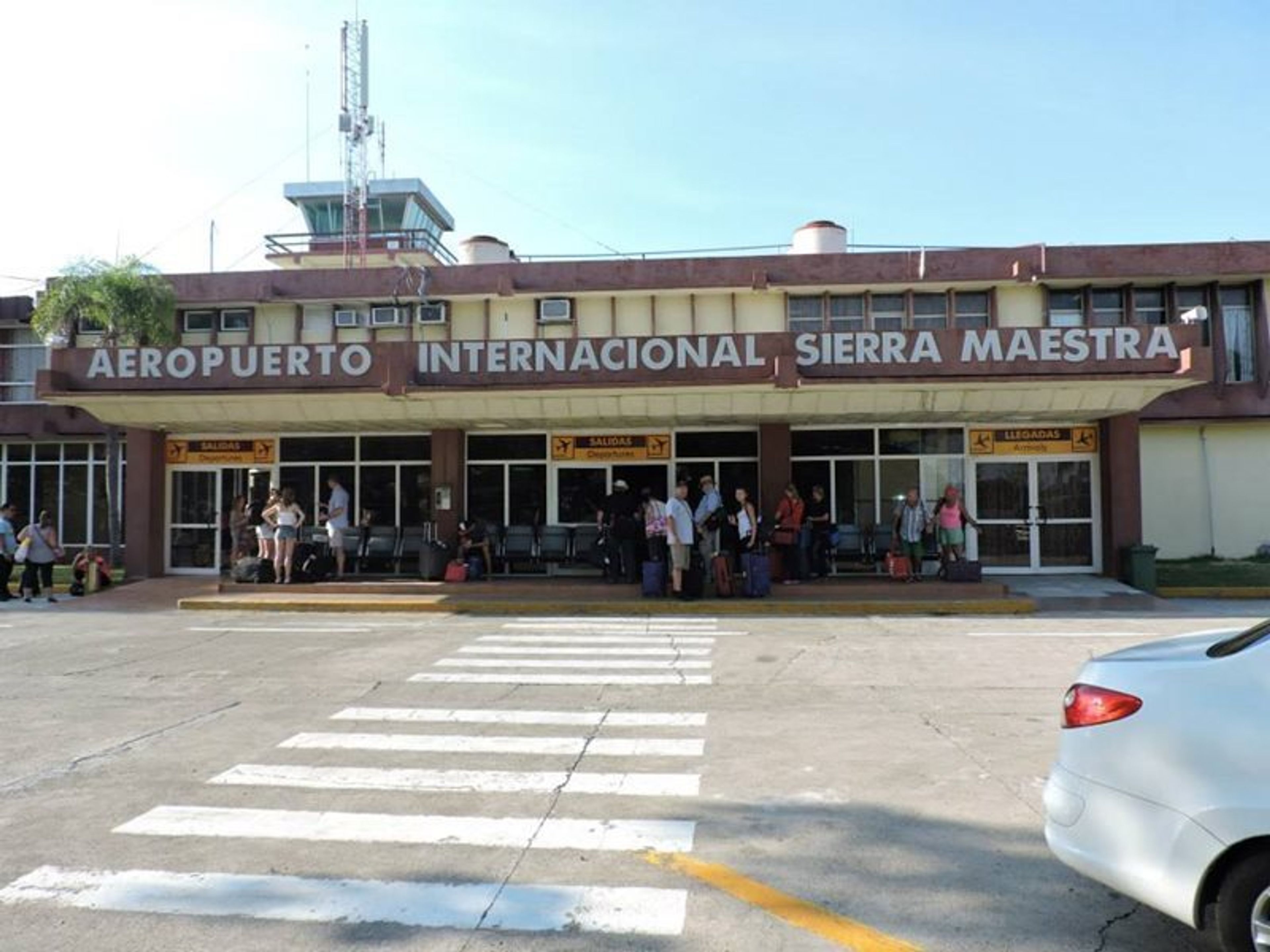 "SERVICIO DE SALÓN VIP AEROPUERTO INTERNACIONAL SIERRA MAESTRA, MANZANILLO". Sierra Maestra International Airport, Manzanillo, Granma, Cuba.