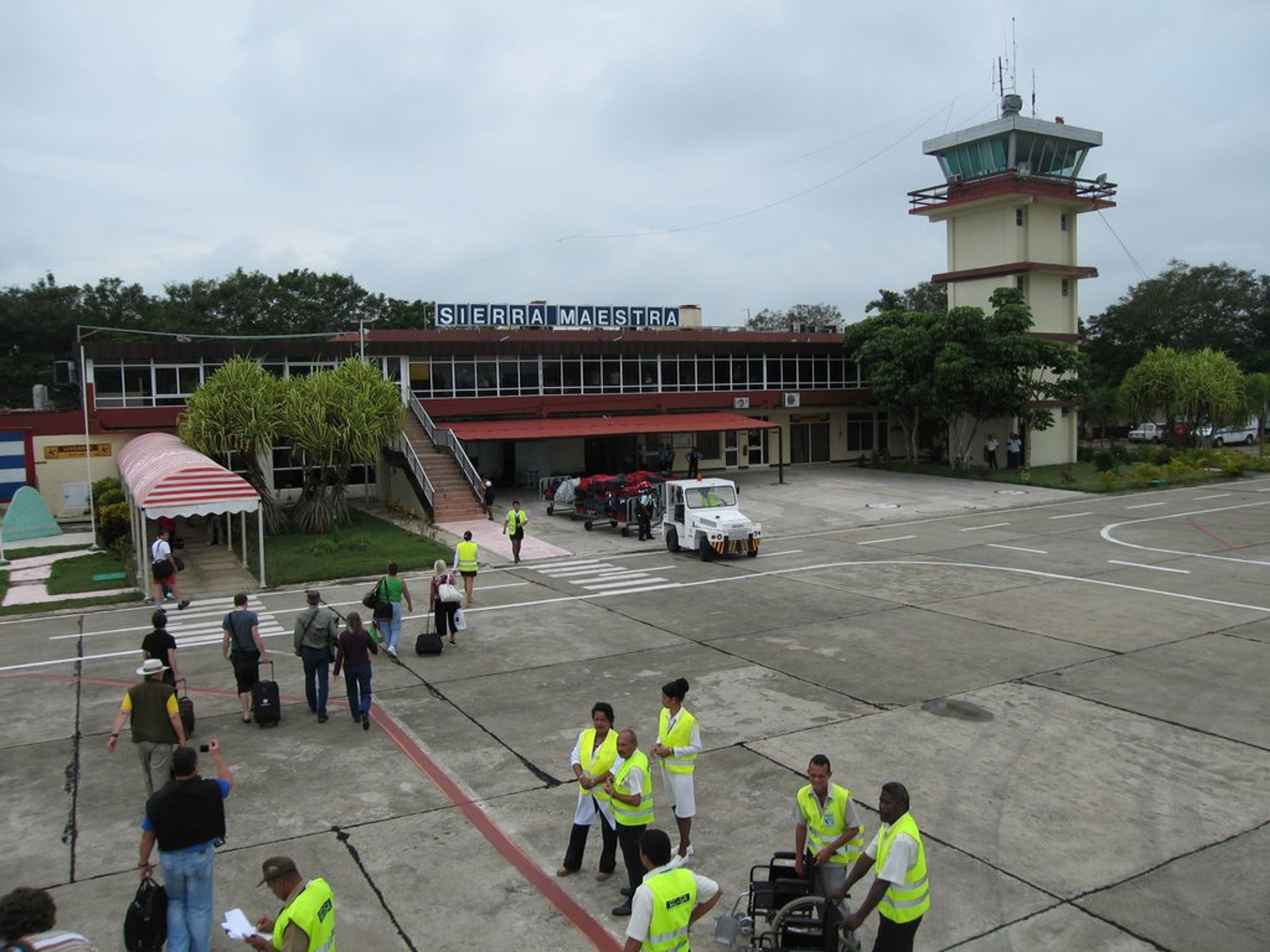 "SERVICIO DE SALÓN VIP AEROPUERTO INTERNACIONAL SIERRA MAESTRA, MANZANILLO". Sierra Maestra International Airport, Manzanillo, Granma, Cuba.