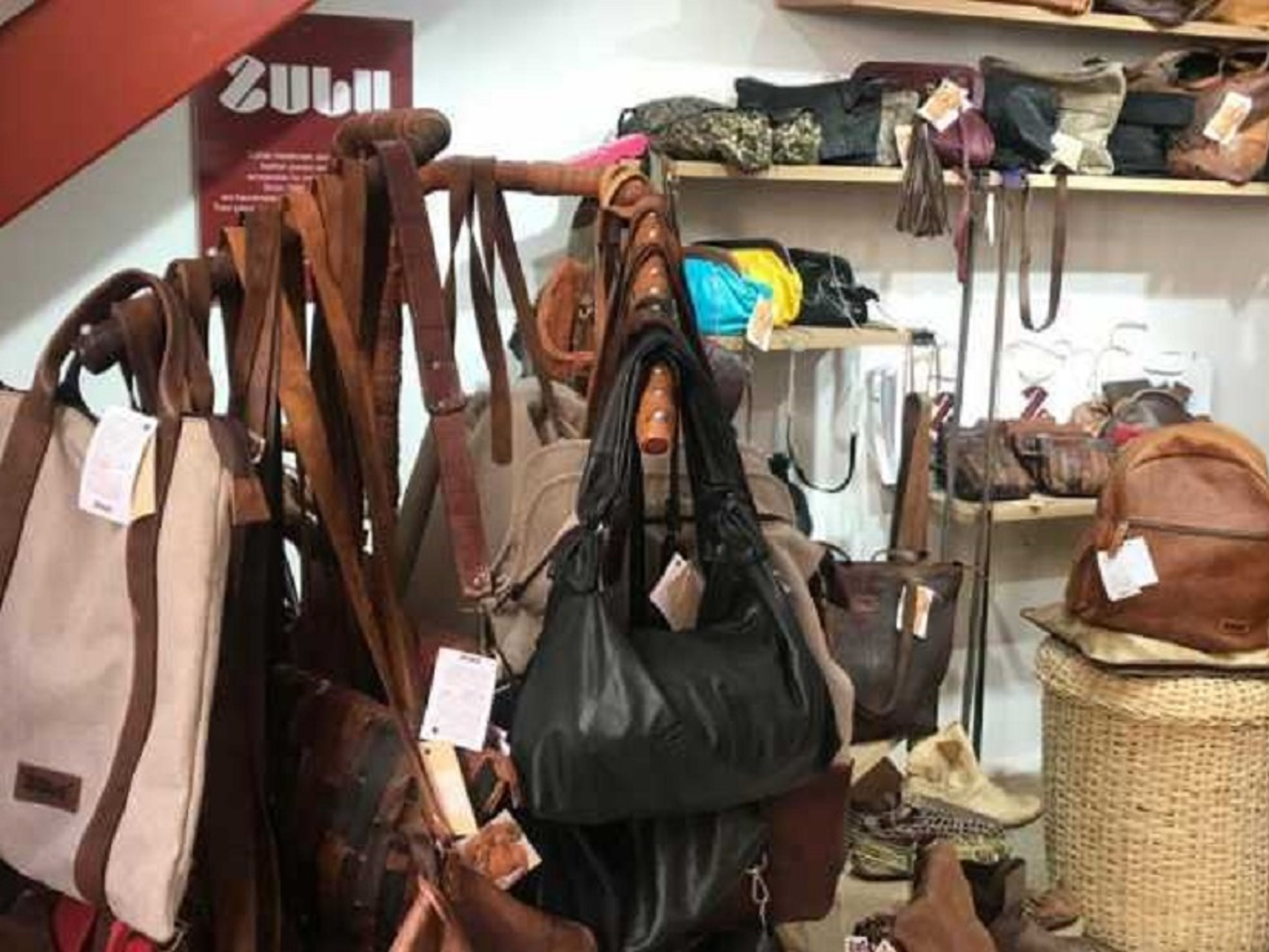 Tour “FEMMES UNIQUES À LA HAVANE”. Zulu, a business with more than 30 years of experience. Professional women, began creating leather bags from leather cuts abandoned in a shoe factory in Havana, Cuba.