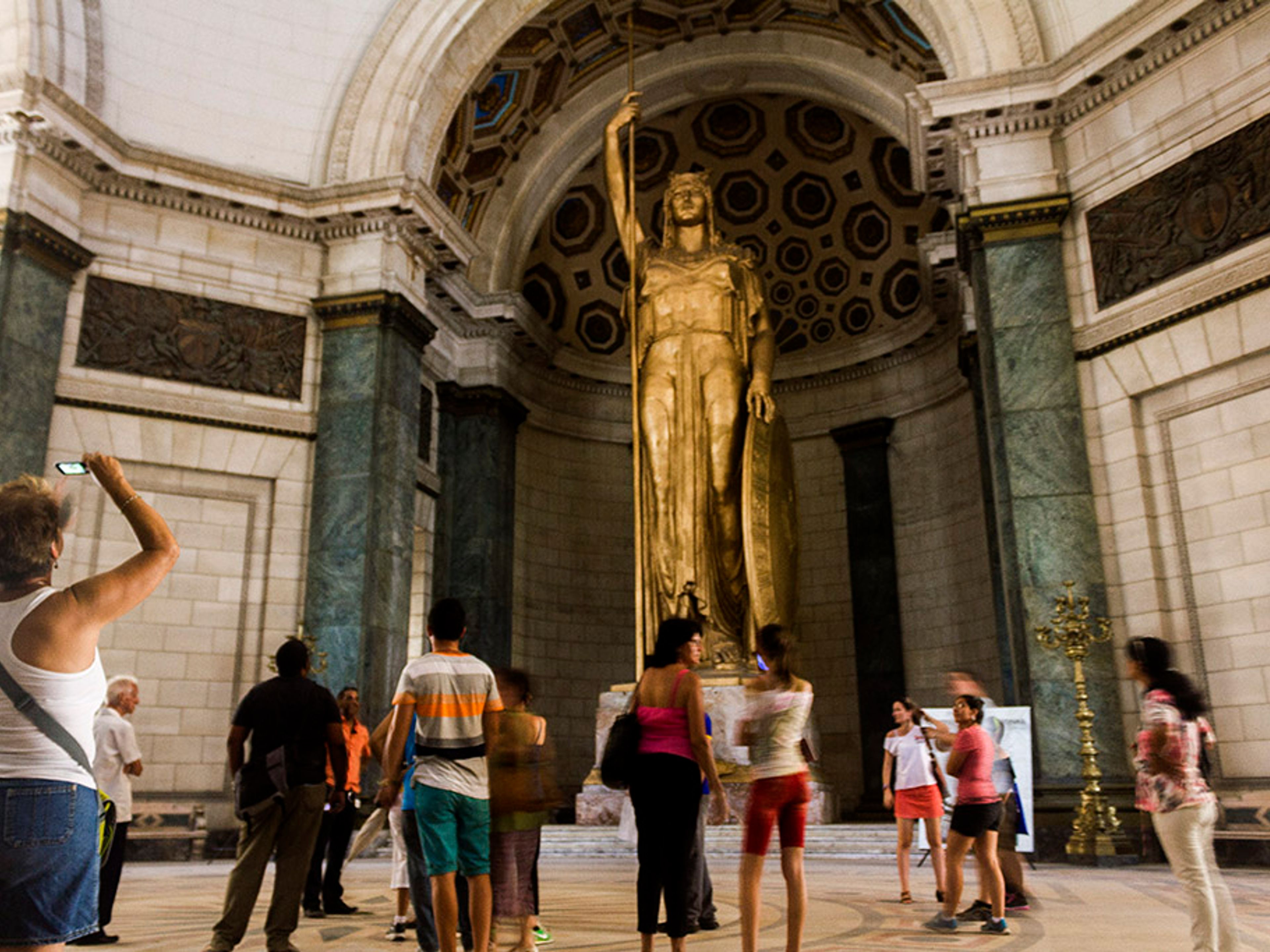"GEFÜHRTER BESUCH DER KUBANISCHEN HAUPTSTADT" Tour. Republic Statue, "Visit to the National Capitol"