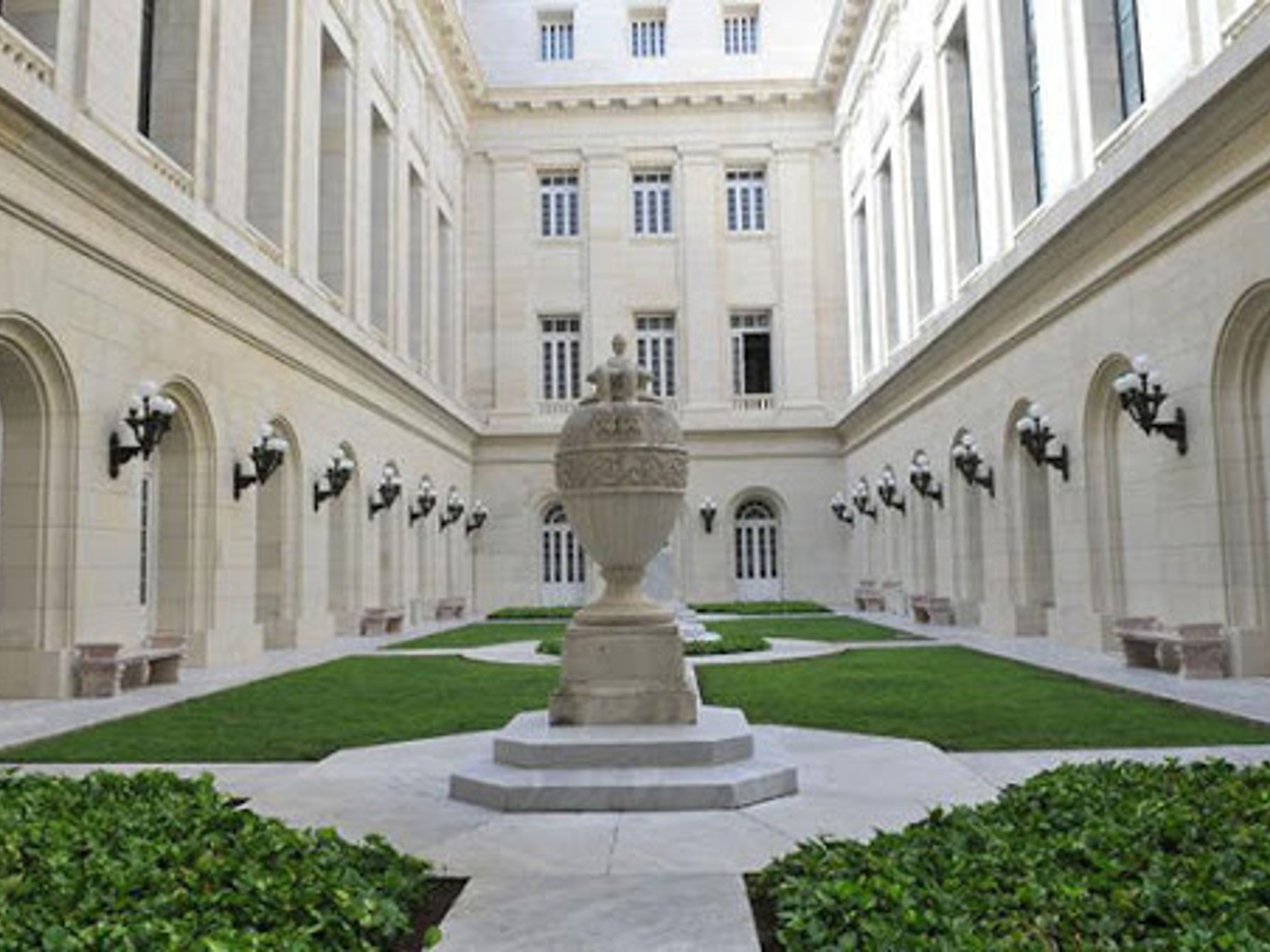 "GEFÜHRTER BESUCH DER KUBANISCHEN HAUPTSTADT" Tour. Interior garden "Visit to the National Capitol"