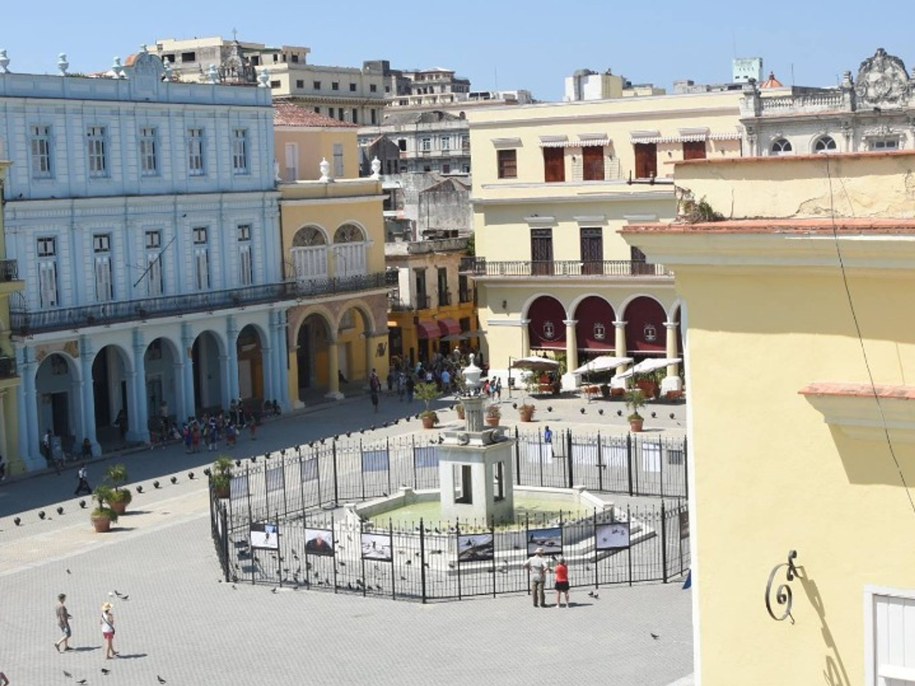 Biglietto aereo "AEROPORTO CAYO LARGO (CYO) -  AEROPORTO VARADERO (VRA) - AEROPORTO DI PLAYA BARACOA (UPB) - (HAVANA)". Plaza Vieja square panoramic view, Old Havana, Havana, Cuba.