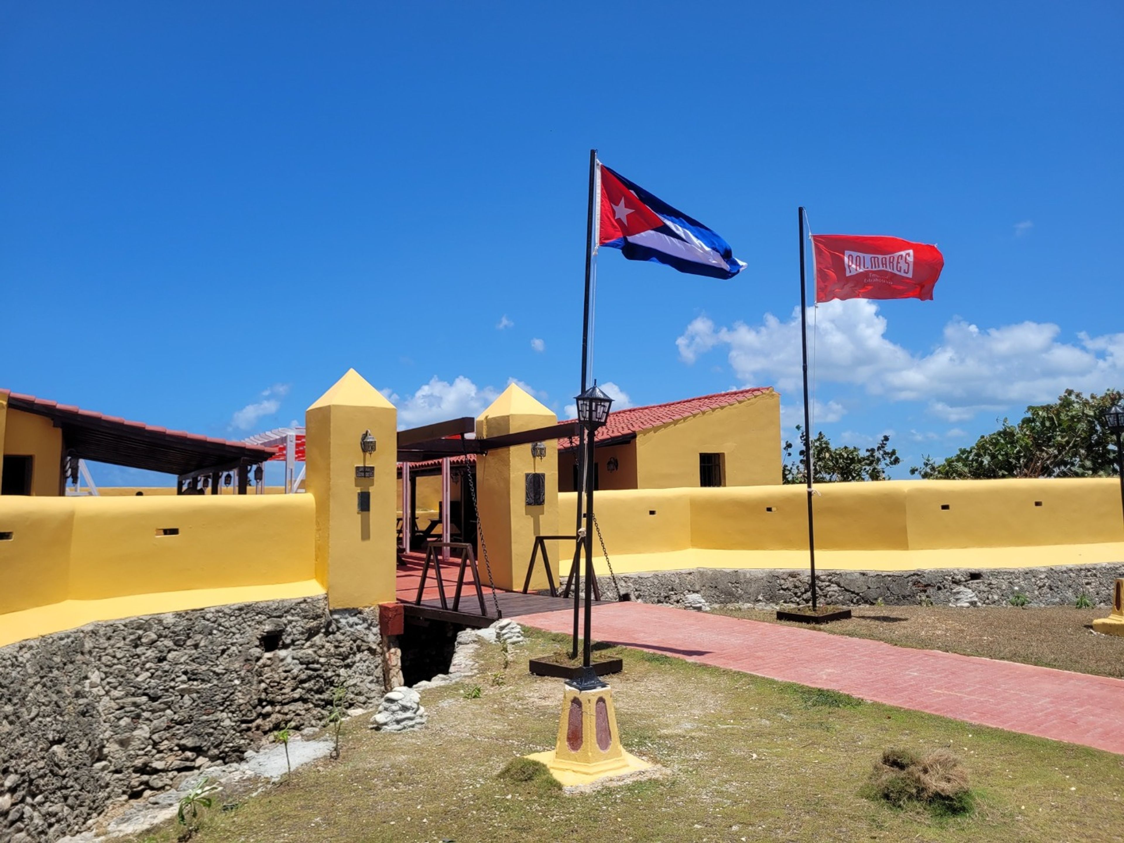 Tур "ПРОЕЗДКА НА КАТАМАРАНЕ ЧЕРЕЗ ЗАЛИВ ГИБАРА". "CATAMARAN RIDE THROUGH GIBARA BAY" Tour, Holguín, Cuba.
