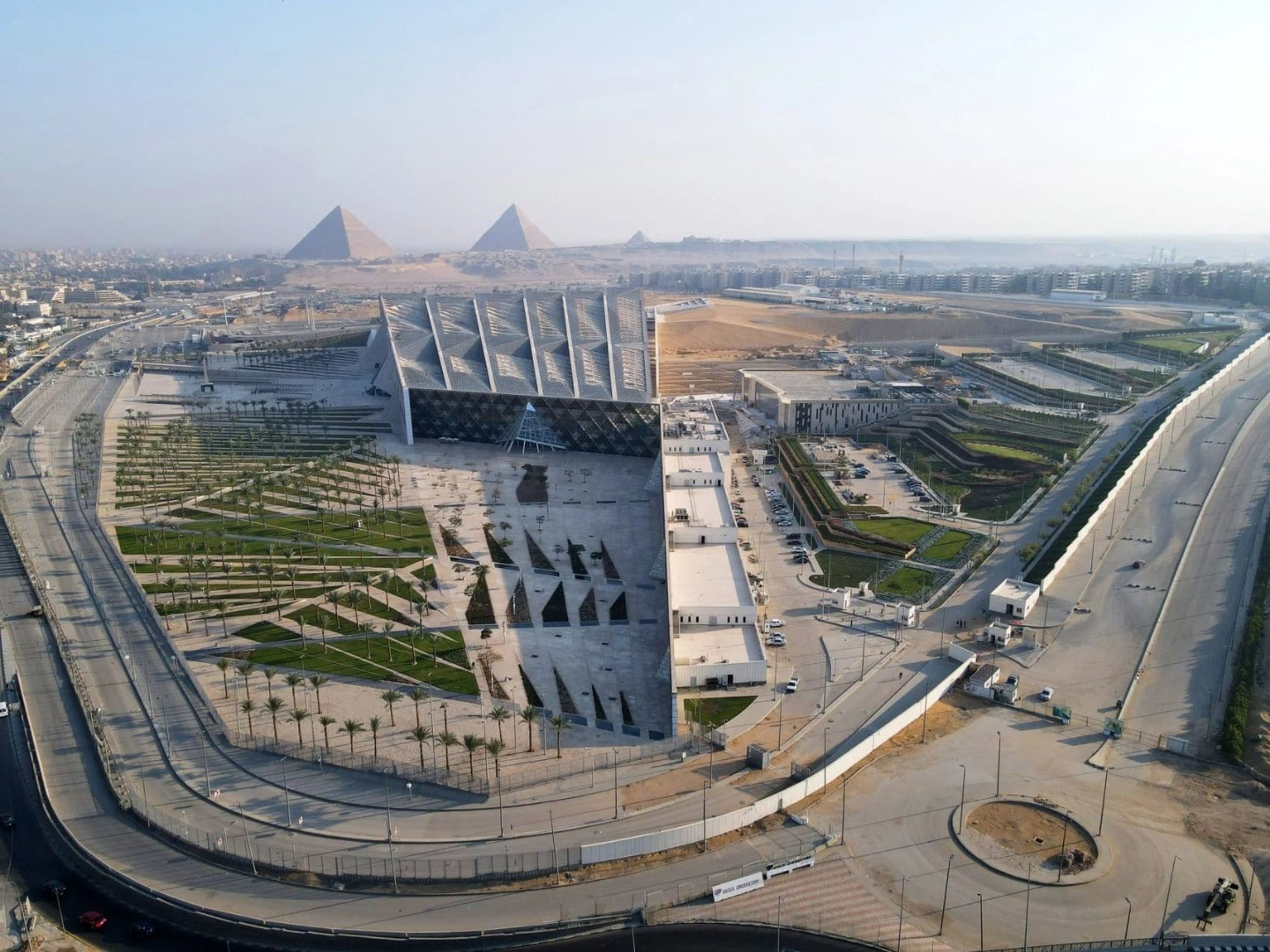 Tour privé "VISITES D'UNE DEMI-JOURNÉE AU CAIRE (LE GRAND MUSÉE ÉGYPTIEN (THE GEM)". The Grand Egyptian Museum (The GEM) panoramic view, Giza, Egypt.