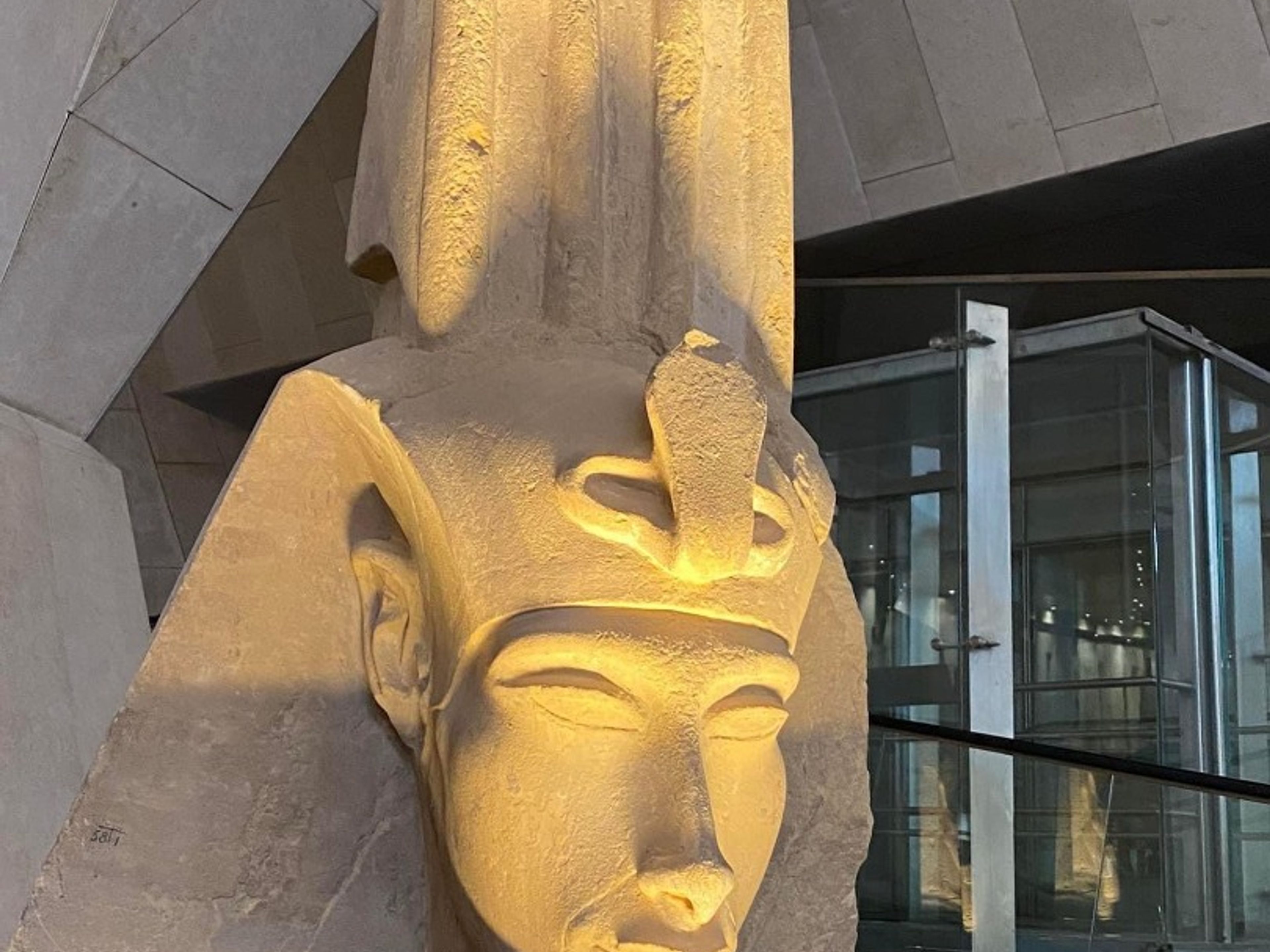 Tour privé "VISITES D'UNE DEMI-JOURNÉE AU CAIRE (LE GRAND MUSÉE ÉGYPTIEN (THE GEM)". The Grand Egyptian Museum (The GEM) interior view, Giza, Egypt.