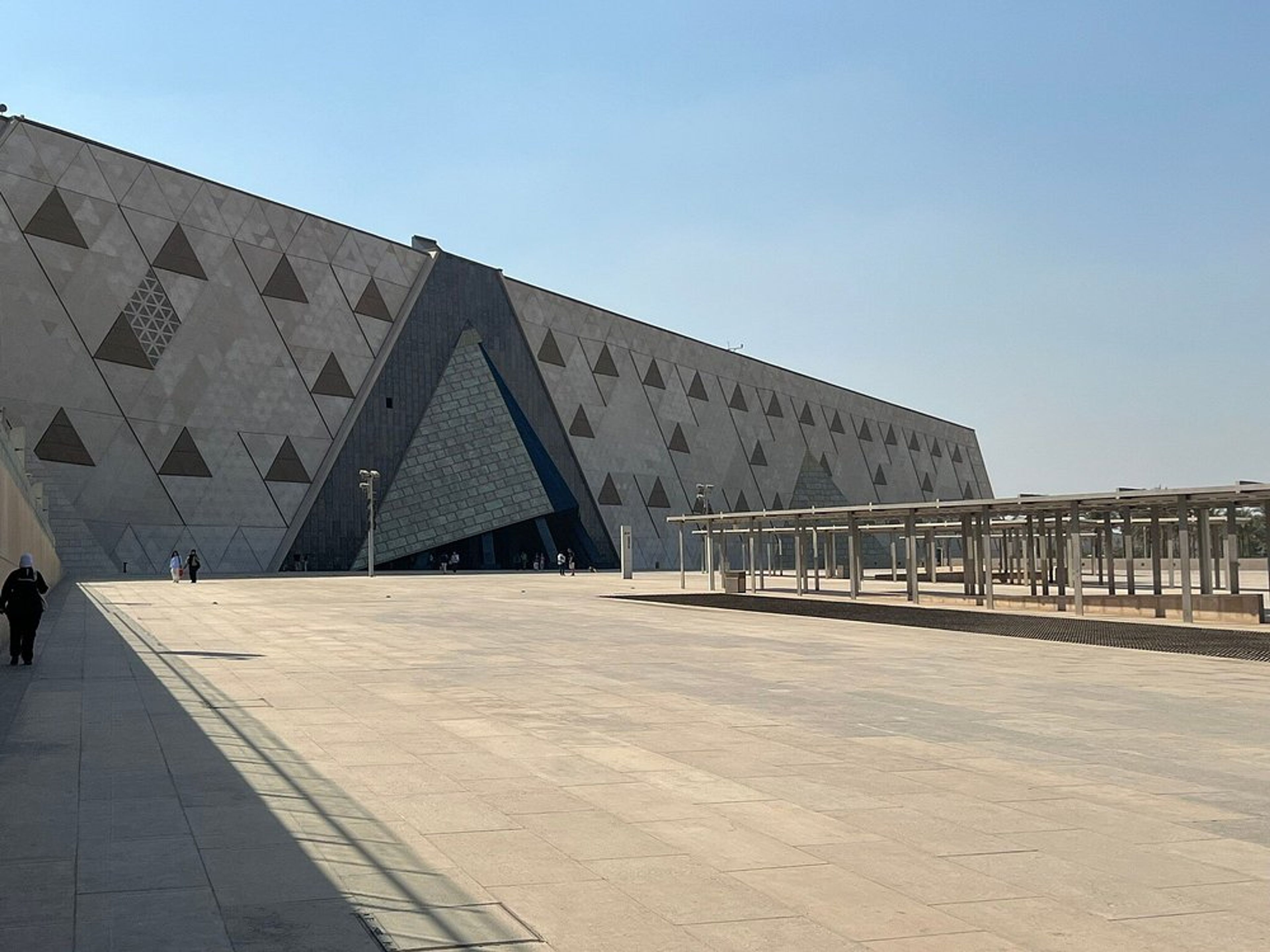 Tour privé "VISITES D'UNE DEMI-JOURNÉE AU CAIRE (LE GRAND MUSÉE ÉGYPTIEN (THE GEM)". The Grand Egyptian Museum (The GEM) panoramic view, Giza, Egypt.