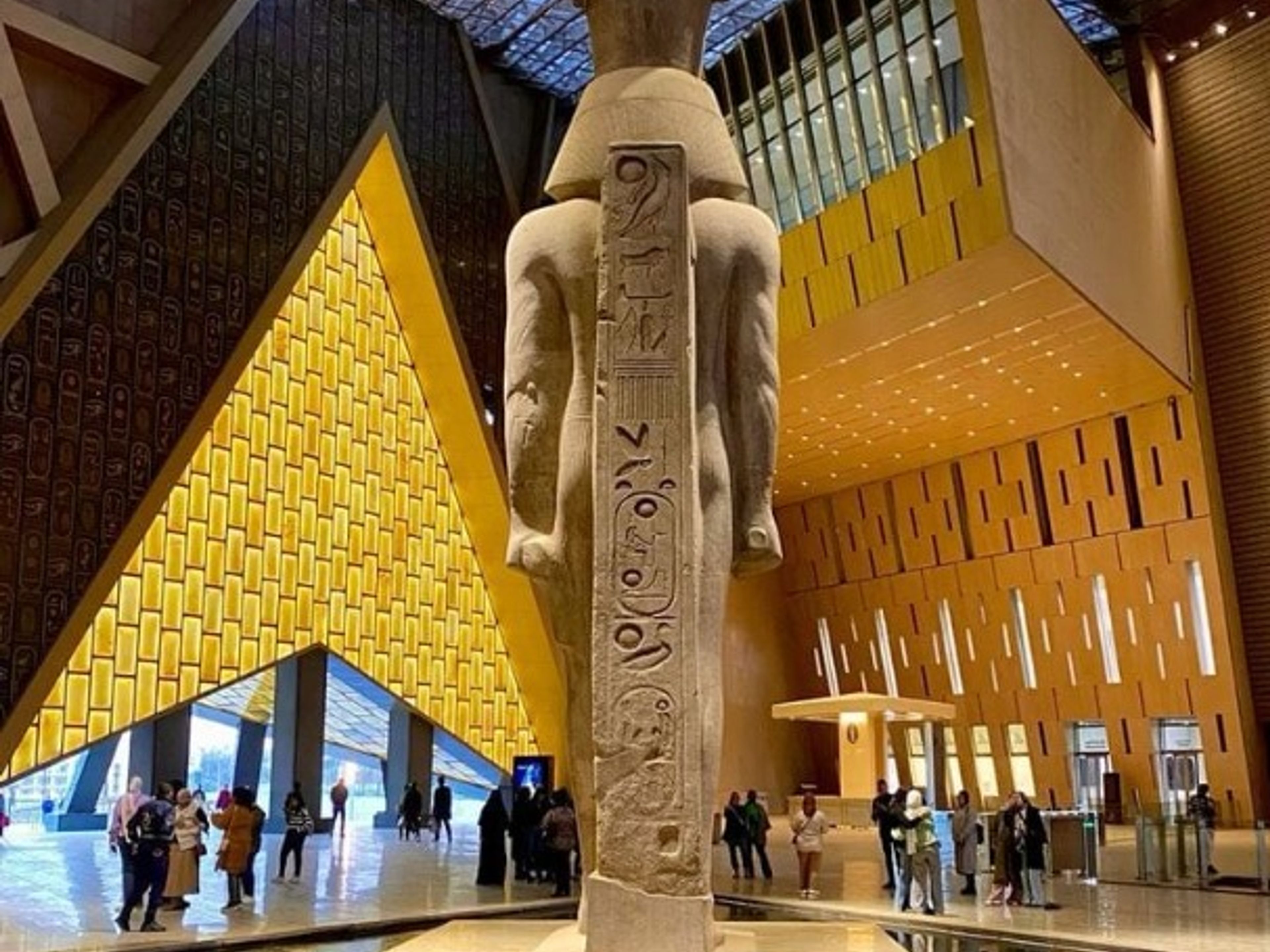 Tour privé "VISITES D'UNE DEMI-JOURNÉE AU CAIRE (LE GRAND MUSÉE ÉGYPTIEN (THE GEM)". The Grand Egyptian Museum (The GEM) interior view, Giza, Egypt.