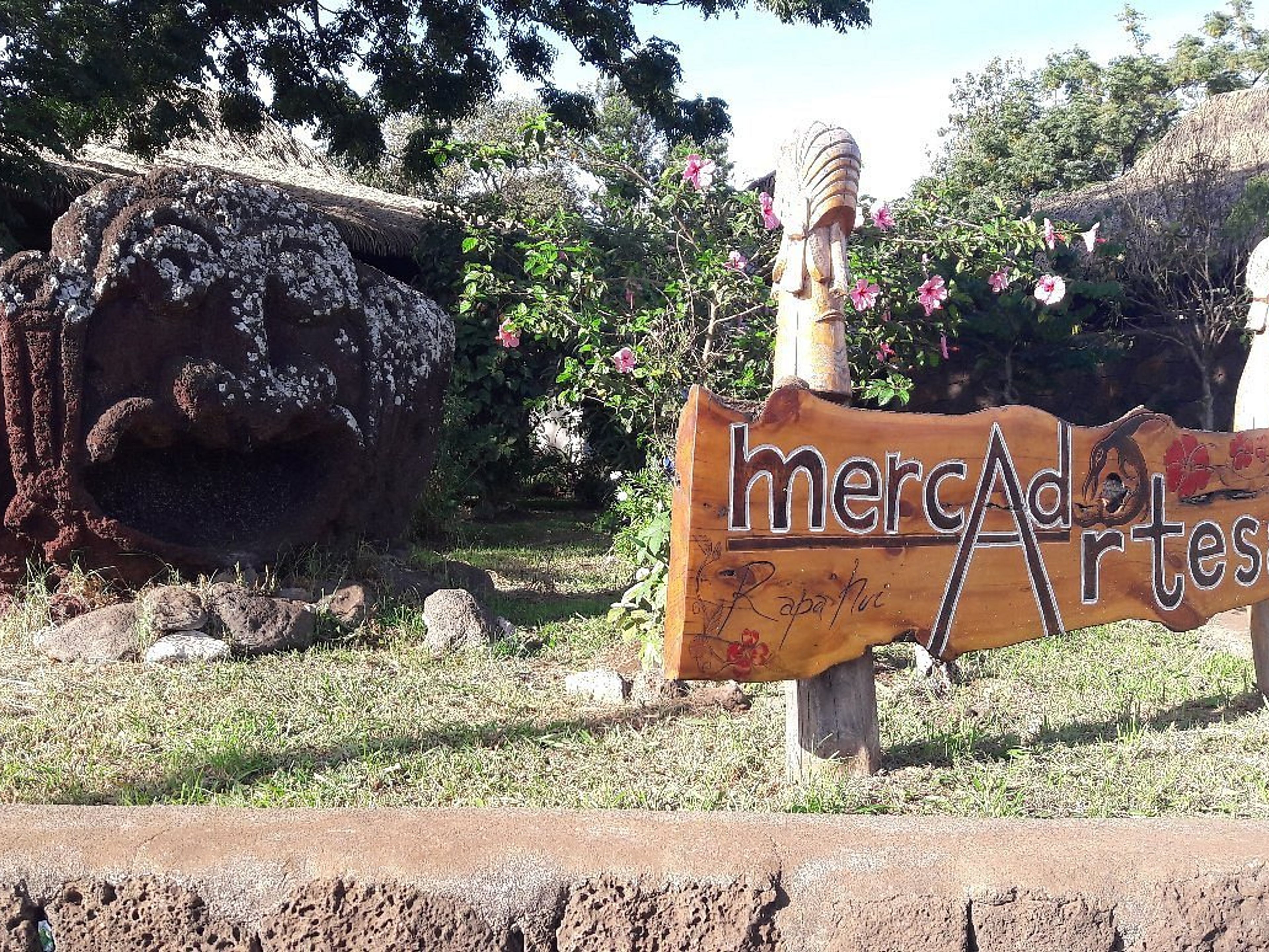 "CITY TOUR OSTERNINSEL – MUSEUM" Tour. The Market of Hanga Roa, Isla de Pascua (Easter Island), Chile.