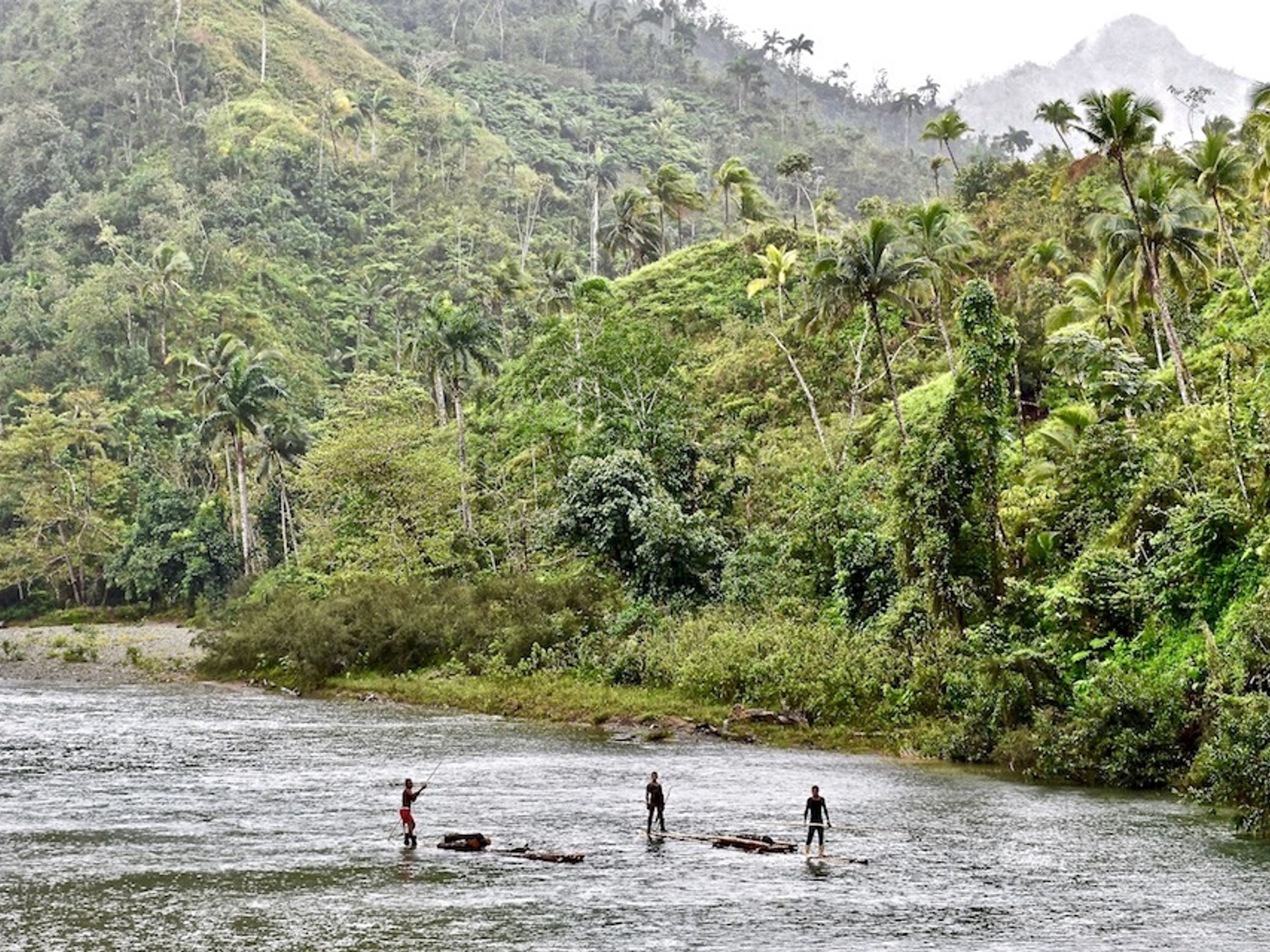 Треккинг-тур "ПУТЬ КАКАО - КАСКАД ДУАБА". Boat (Cayucas) ride through the waters of Duaba river, Baracoa, Guantánamo, Cuba.