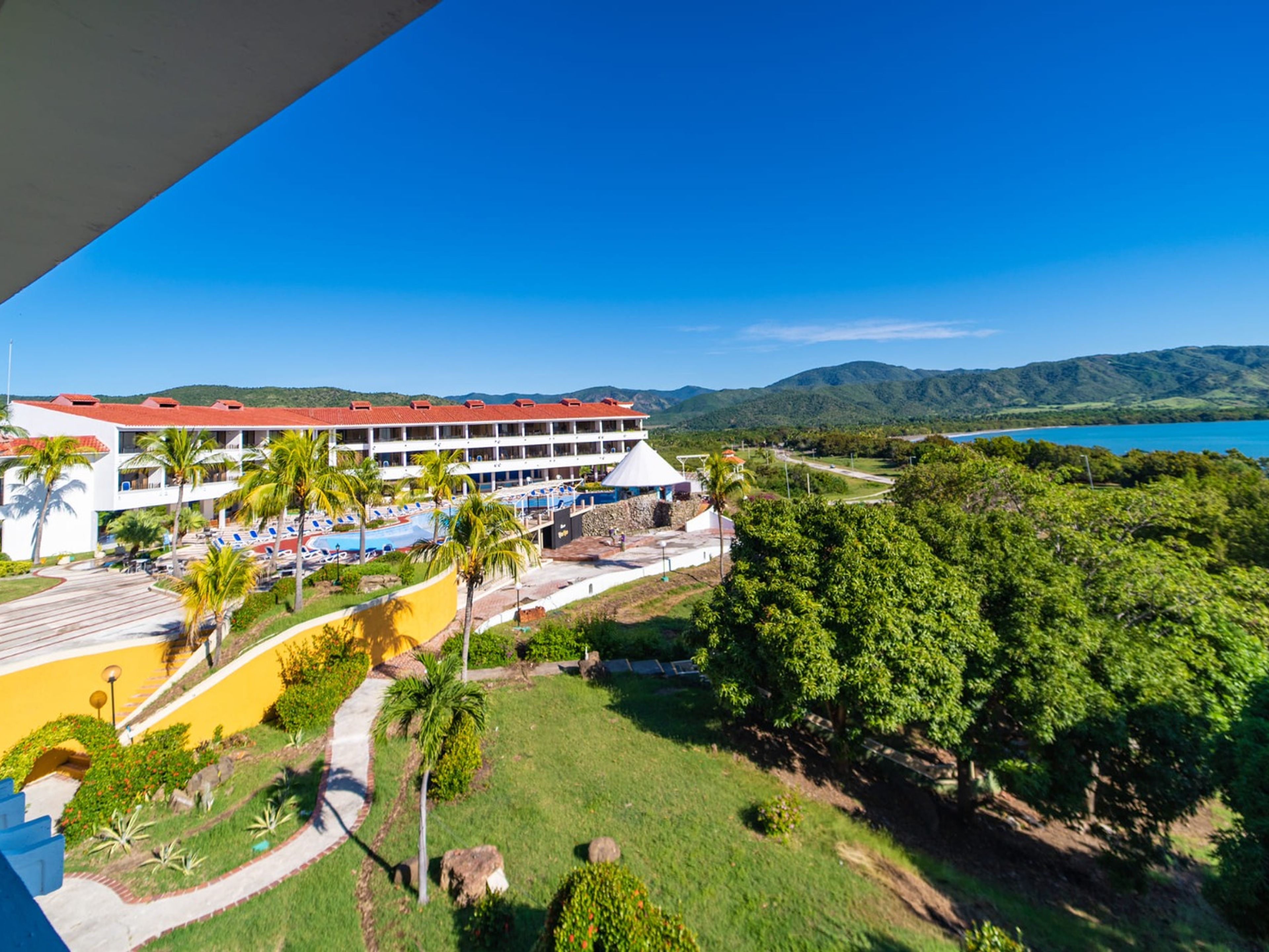 "VIP-LOUNGE + PRIVATER TRANSFER ZUM FLUGHAFEN HOLGUÍN" Tour. "VIP LOUNGE + PRIVATE TRANSFER TO HOLGUÍN AIRPORT" Tour