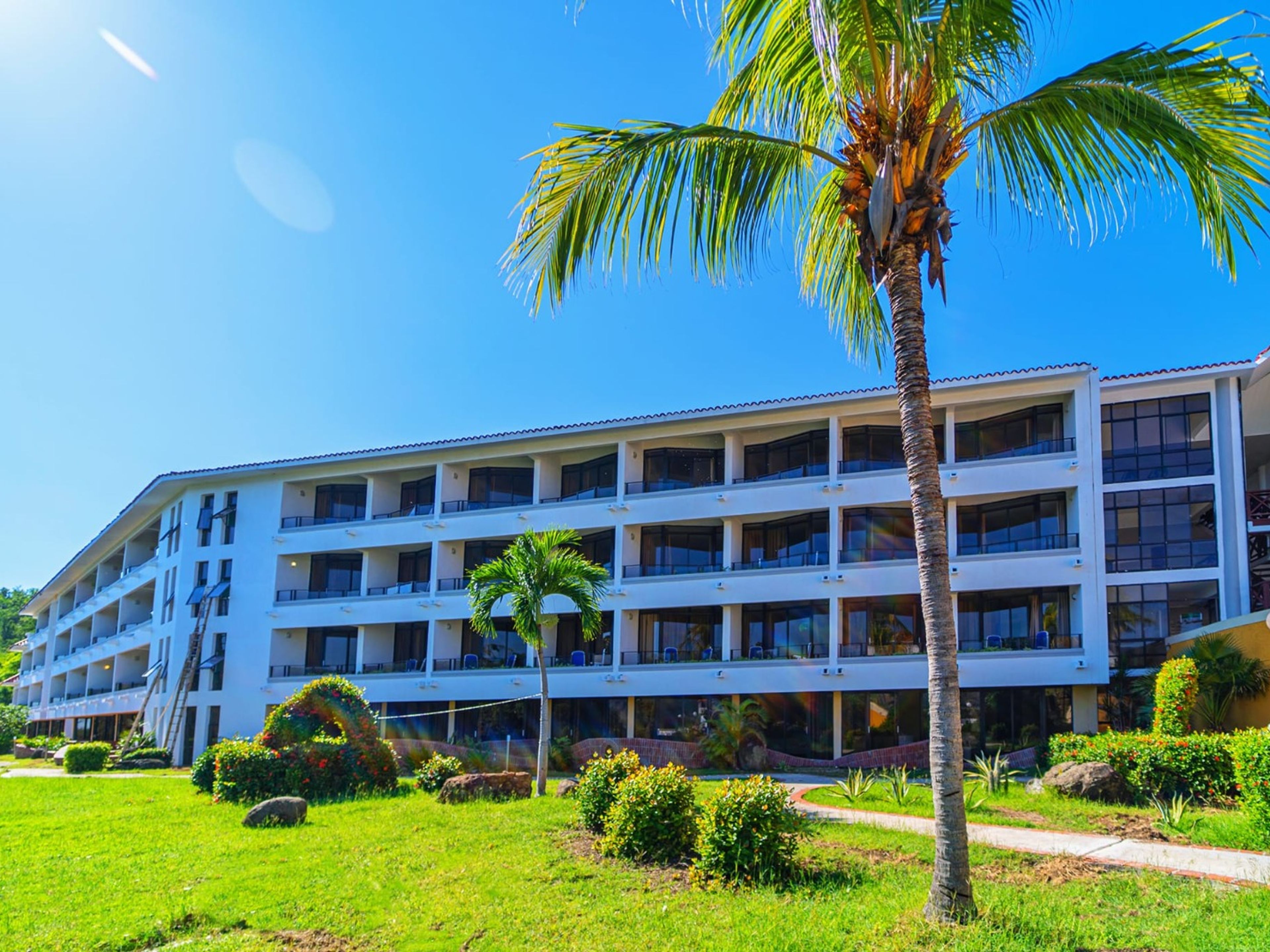 "VIP-LOUNGE + PRIVATER TRANSFER ZUM FLUGHAFEN HOLGUÍN" Tour. "VIP LOUNGE + PRIVATE TRANSFER TO HOLGUÍN AIRPORT" Tour