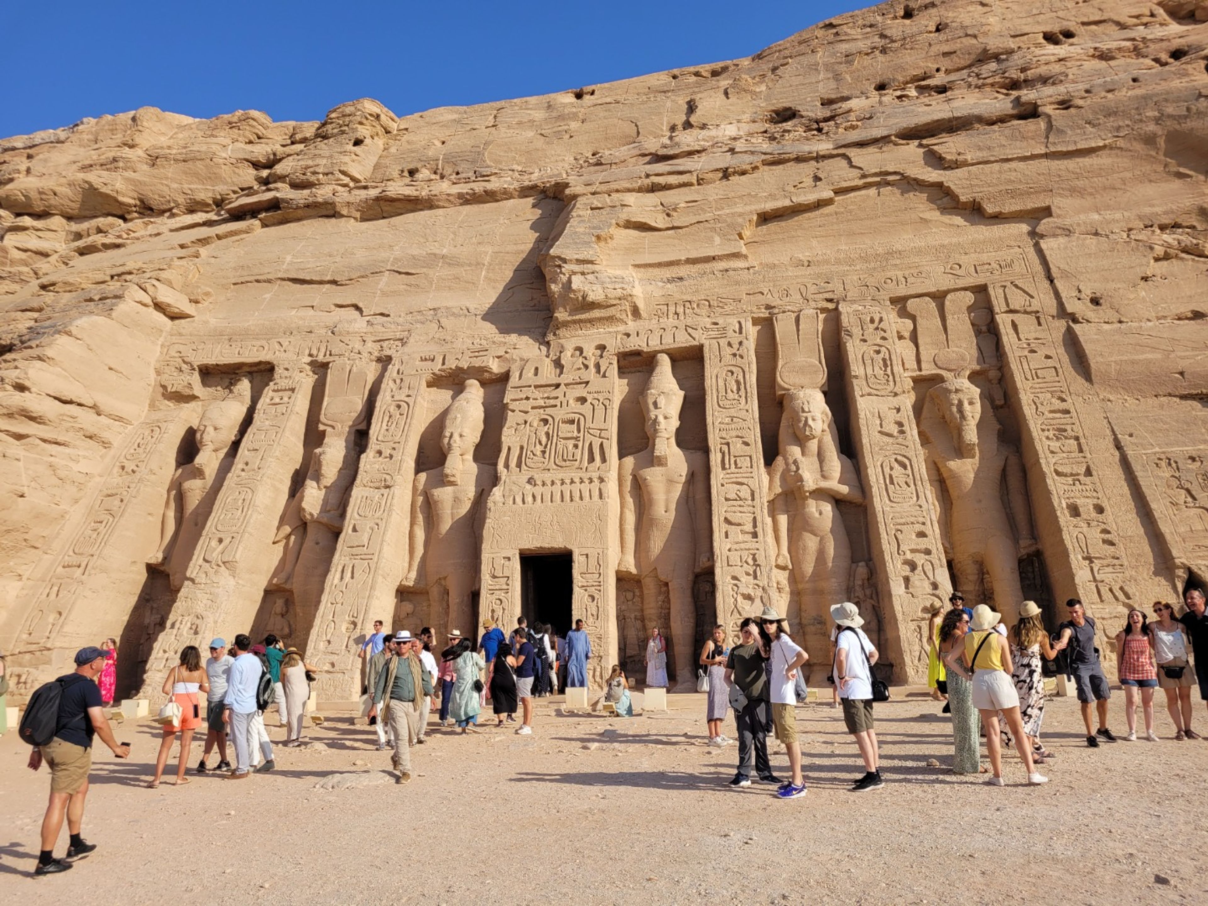 Tour privé "VISITES D'UNE JOURNÉE COMPLÈTE AU TEMPLE DE ABU SIMBEL". THE TEMPLE OF ABU SIMBEL exterior view, Egypt.