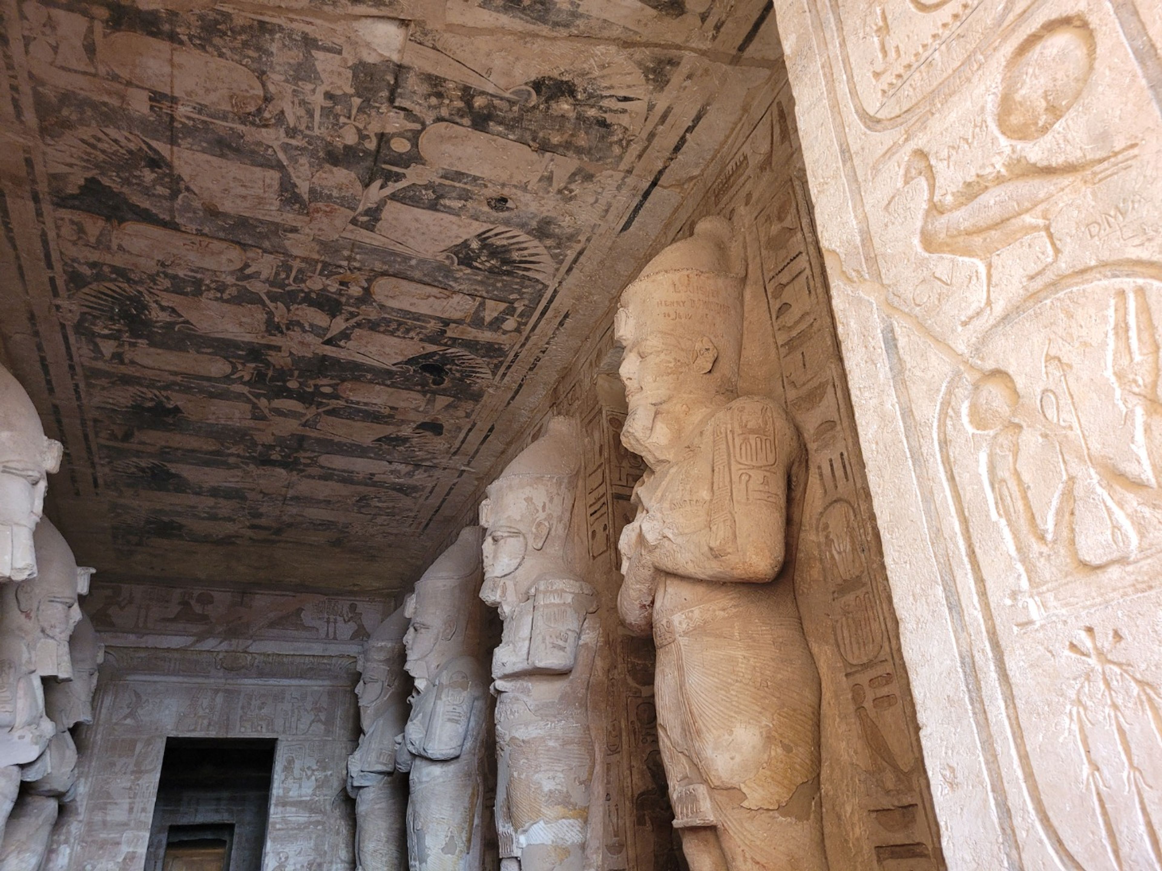 Tour privé "VISITES D'UNE JOURNÉE COMPLÈTE AU TEMPLE DE ABU SIMBEL". THE TEMPLE OF ABU SIMBEL interior view, Egypt.
